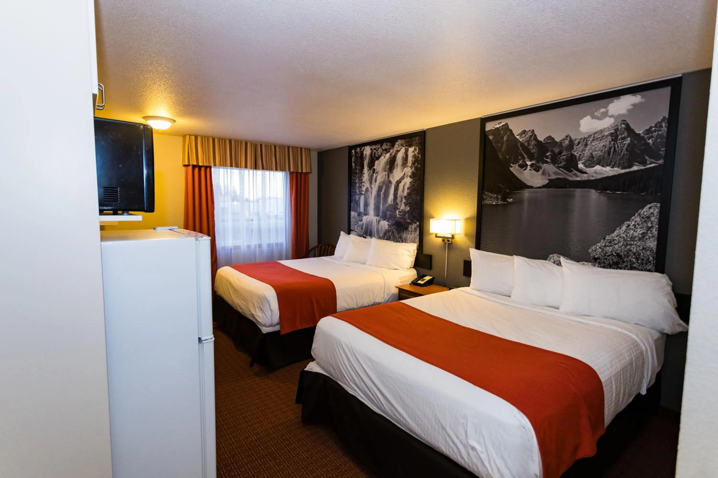 Kitchen or kitchenette, Bed in Super 8 by Wyndham Drayton Valley