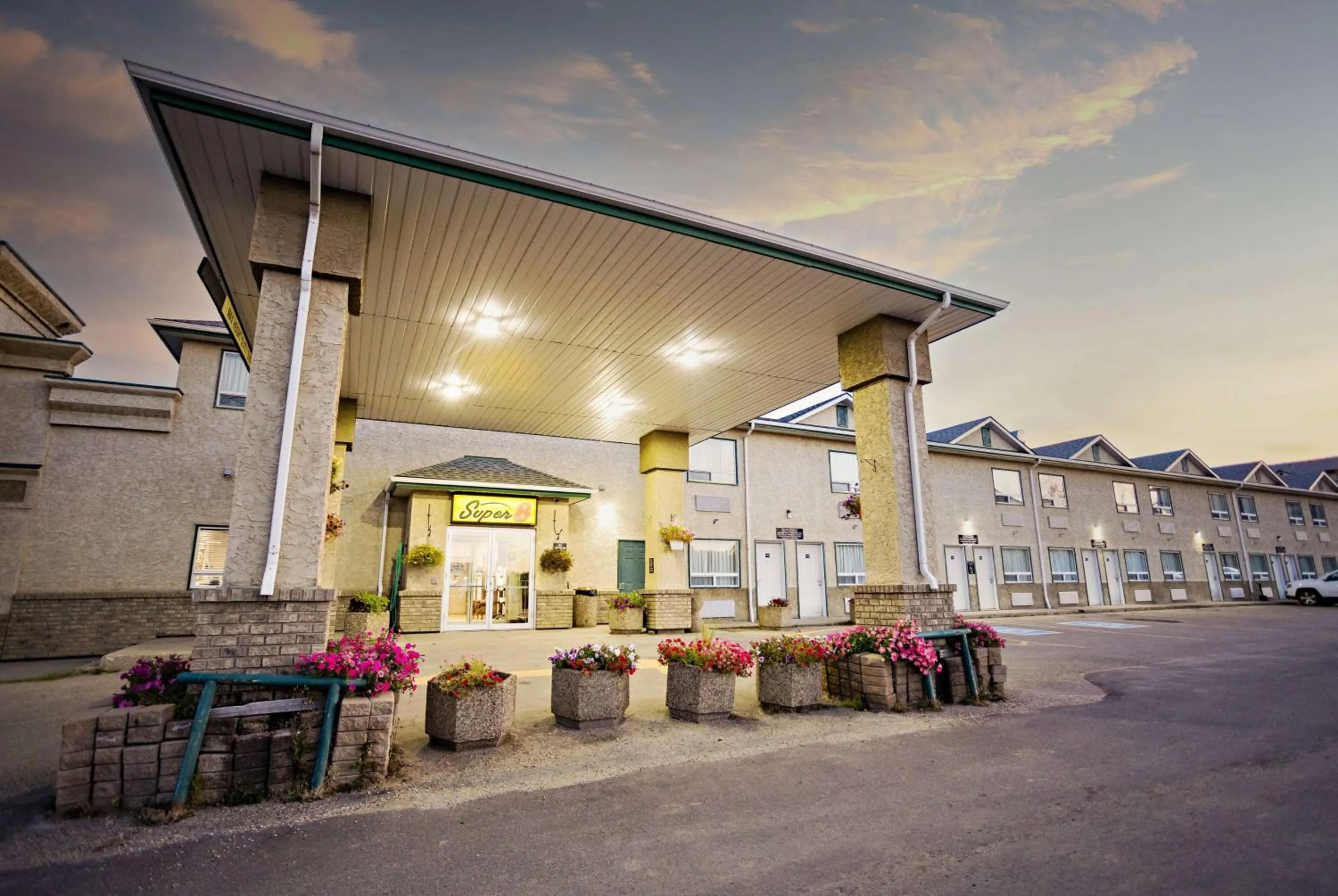 Property building in Super 8 by Wyndham Drayton Valley