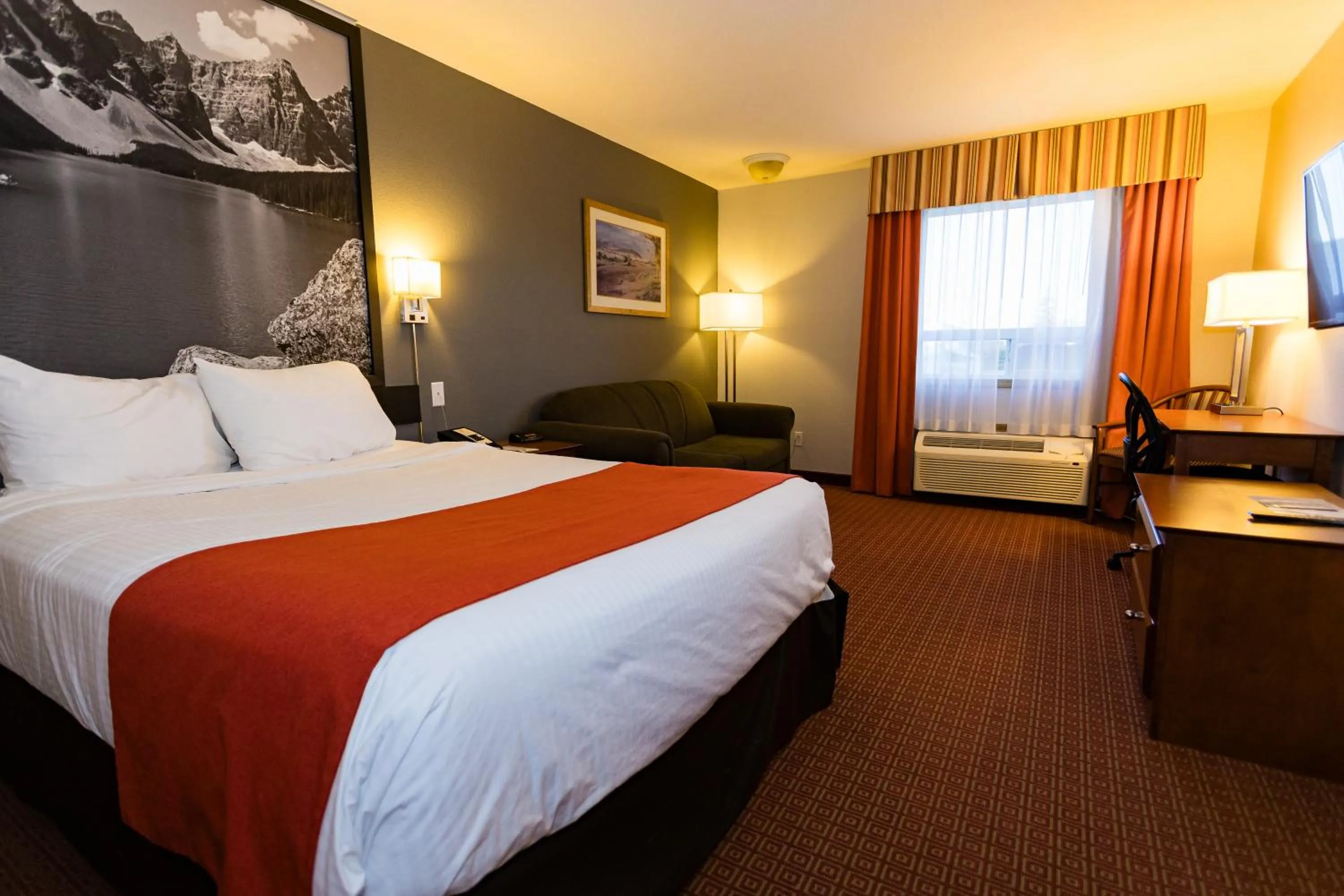 Kitchen or kitchenette, Bed in Super 8 by Wyndham Drayton Valley