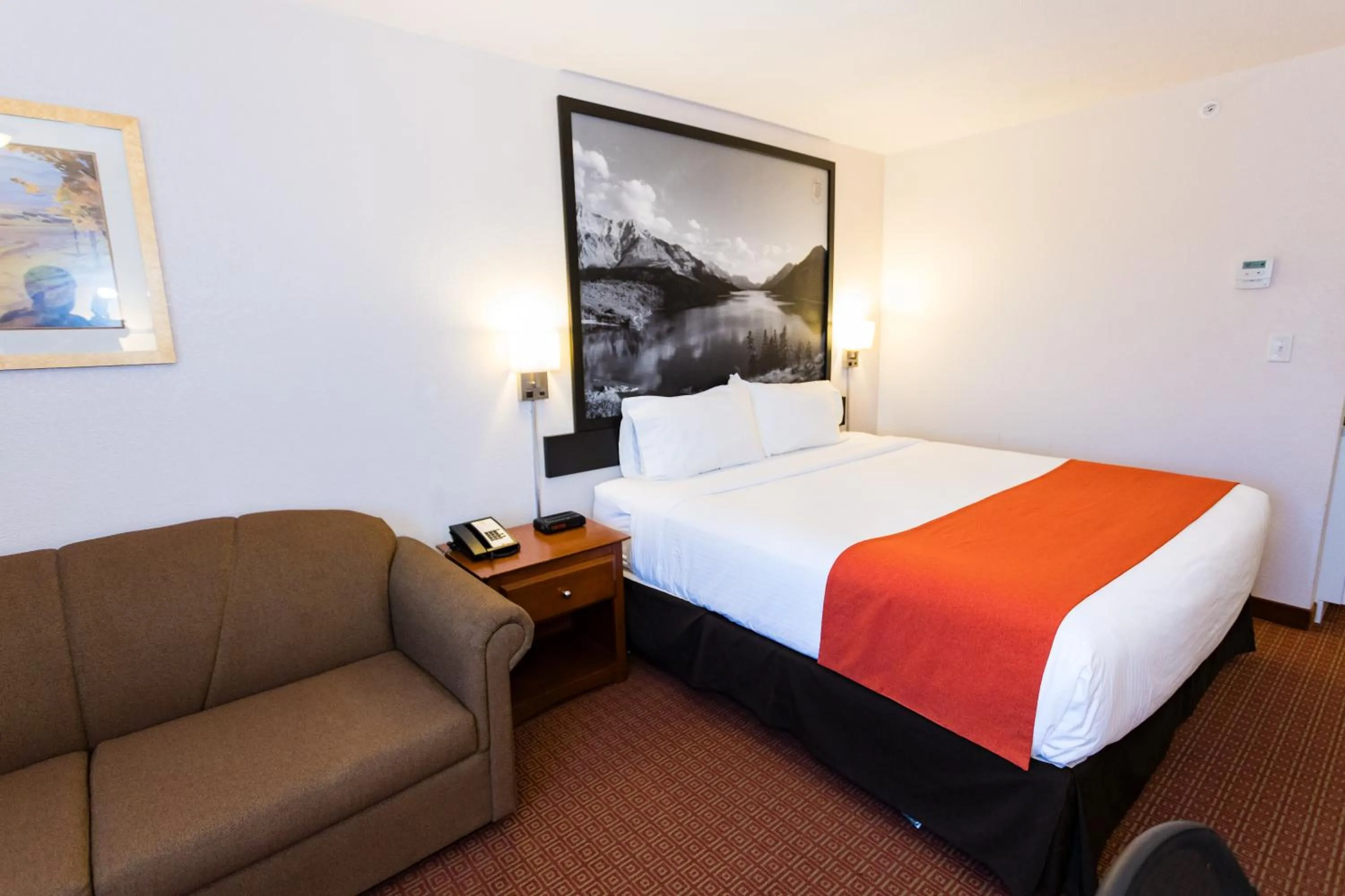 Kitchen or kitchenette, Bed in Super 8 by Wyndham Drayton Valley