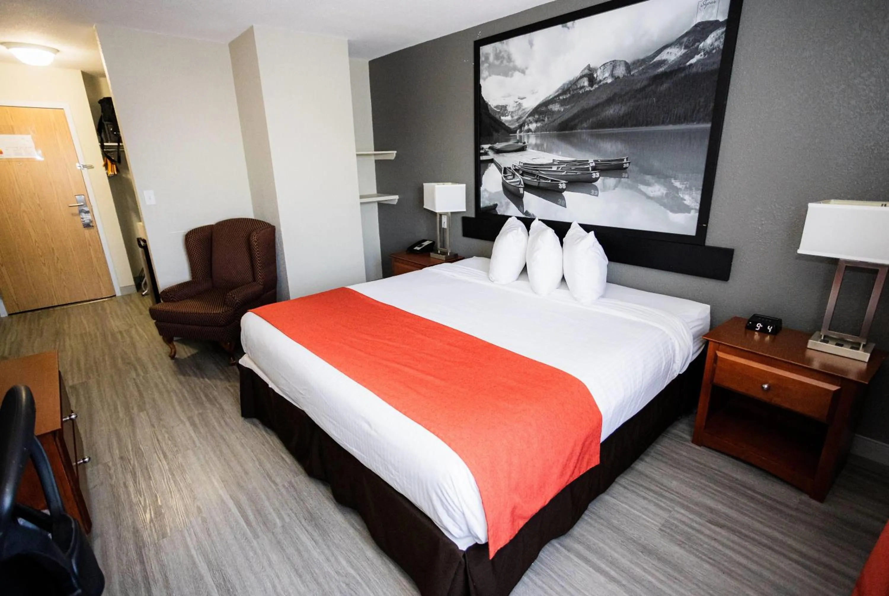 Photo of the whole room, Bed in Super 8 by Wyndham Drayton Valley