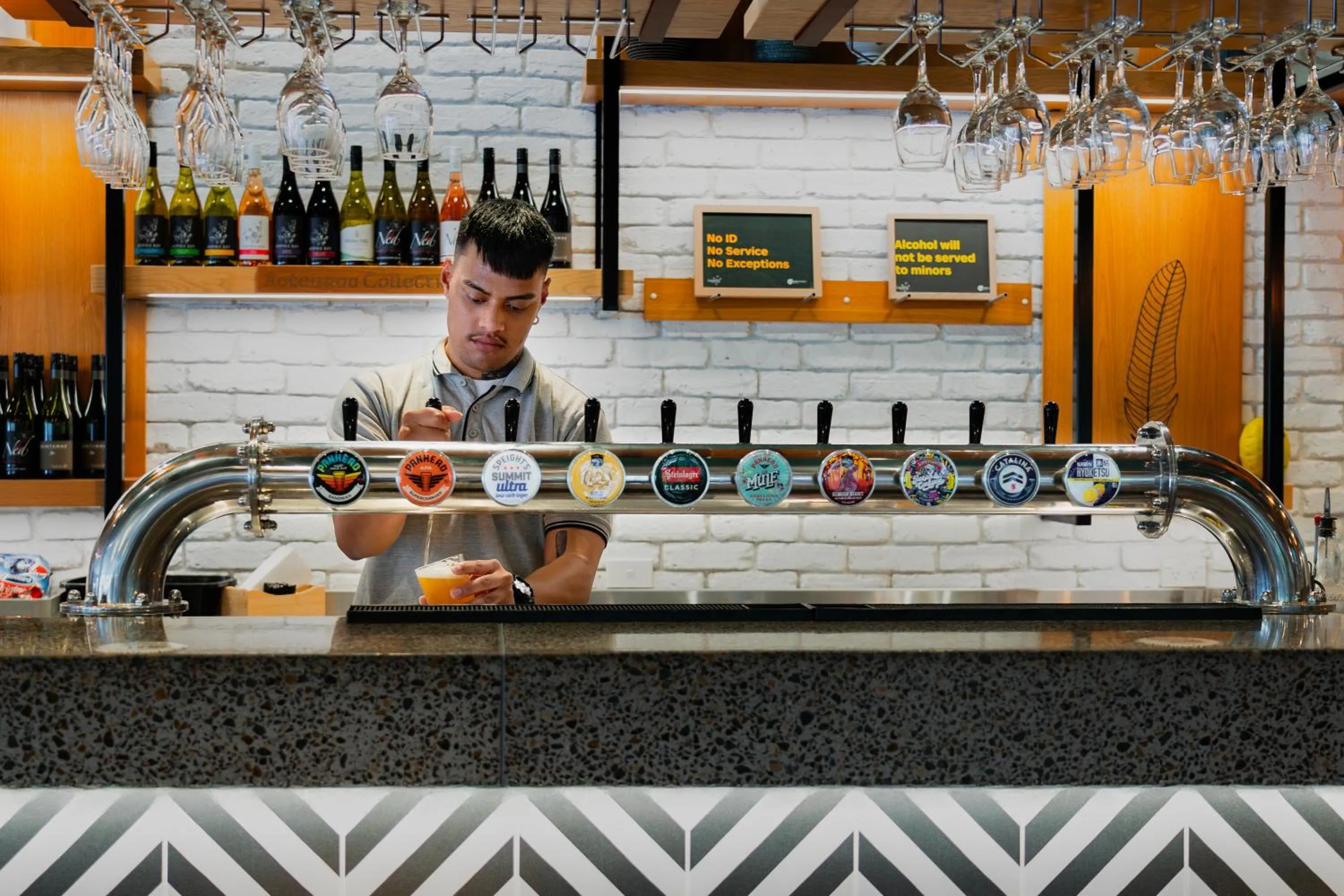 Lounge or bar in Holiday Inn Auckland Airport by IHG