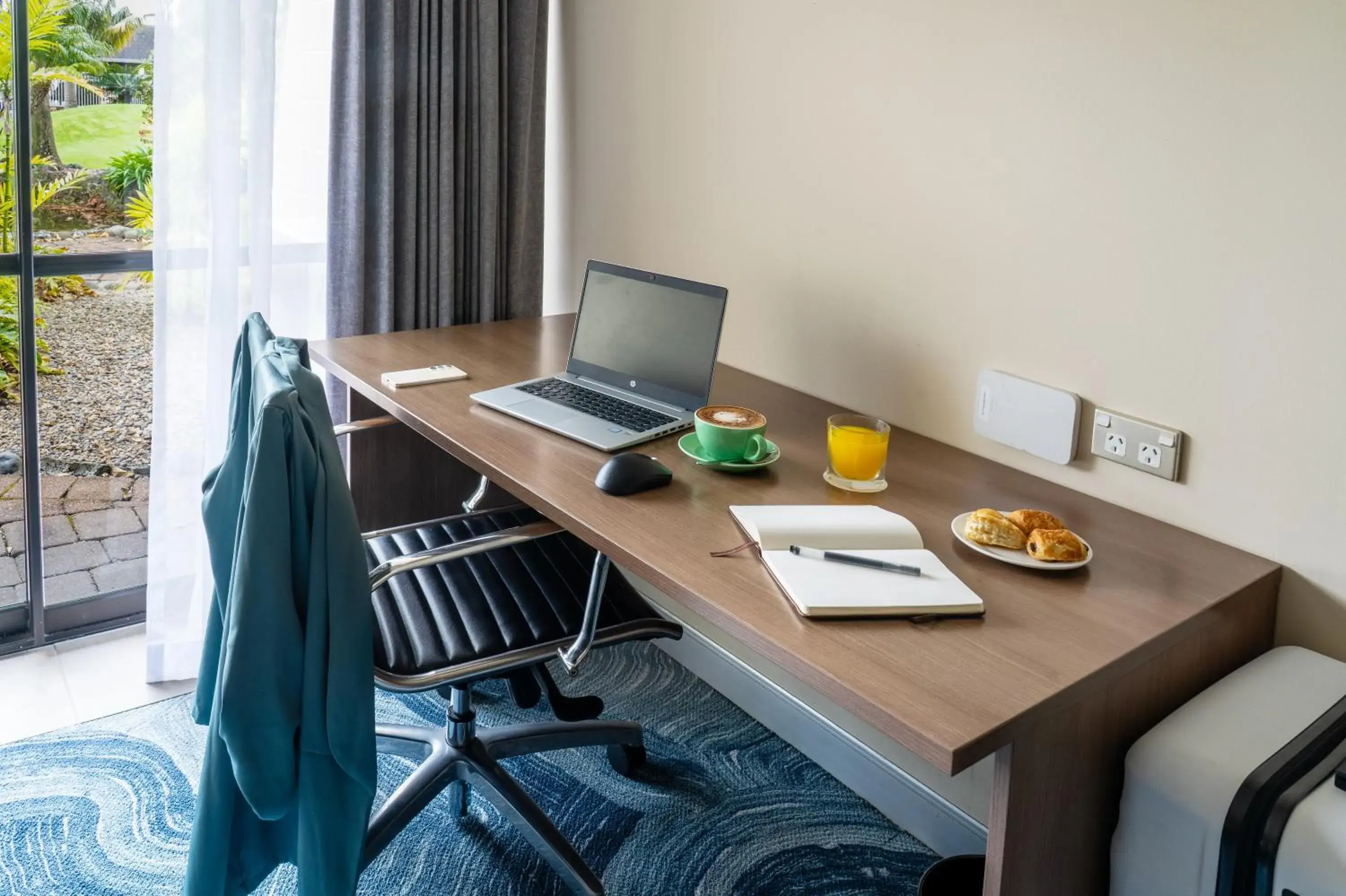 Standard King Room in Holiday Inn Auckland Airport by IHG Standard King Room in Holiday Inn Auckland Airport by IHG