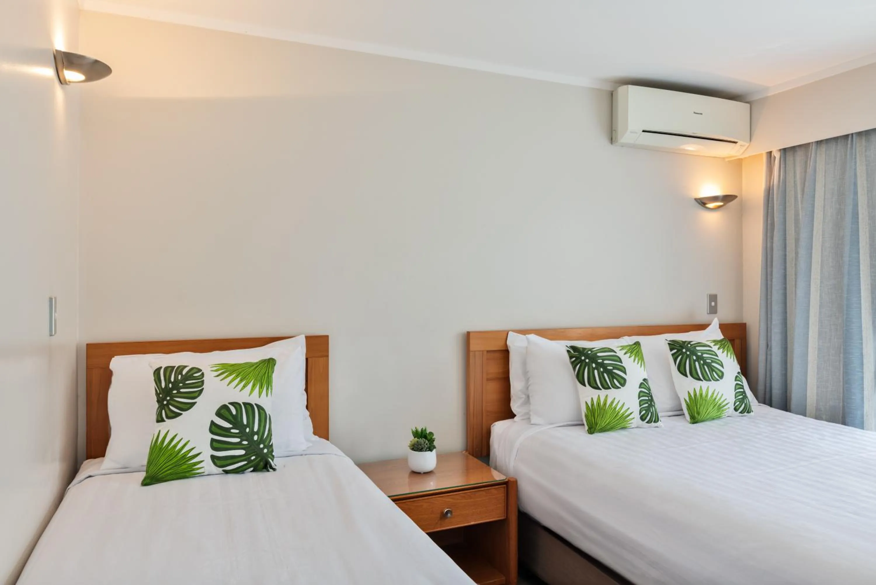 Bed in Best Western Newmarket Inn & Suites