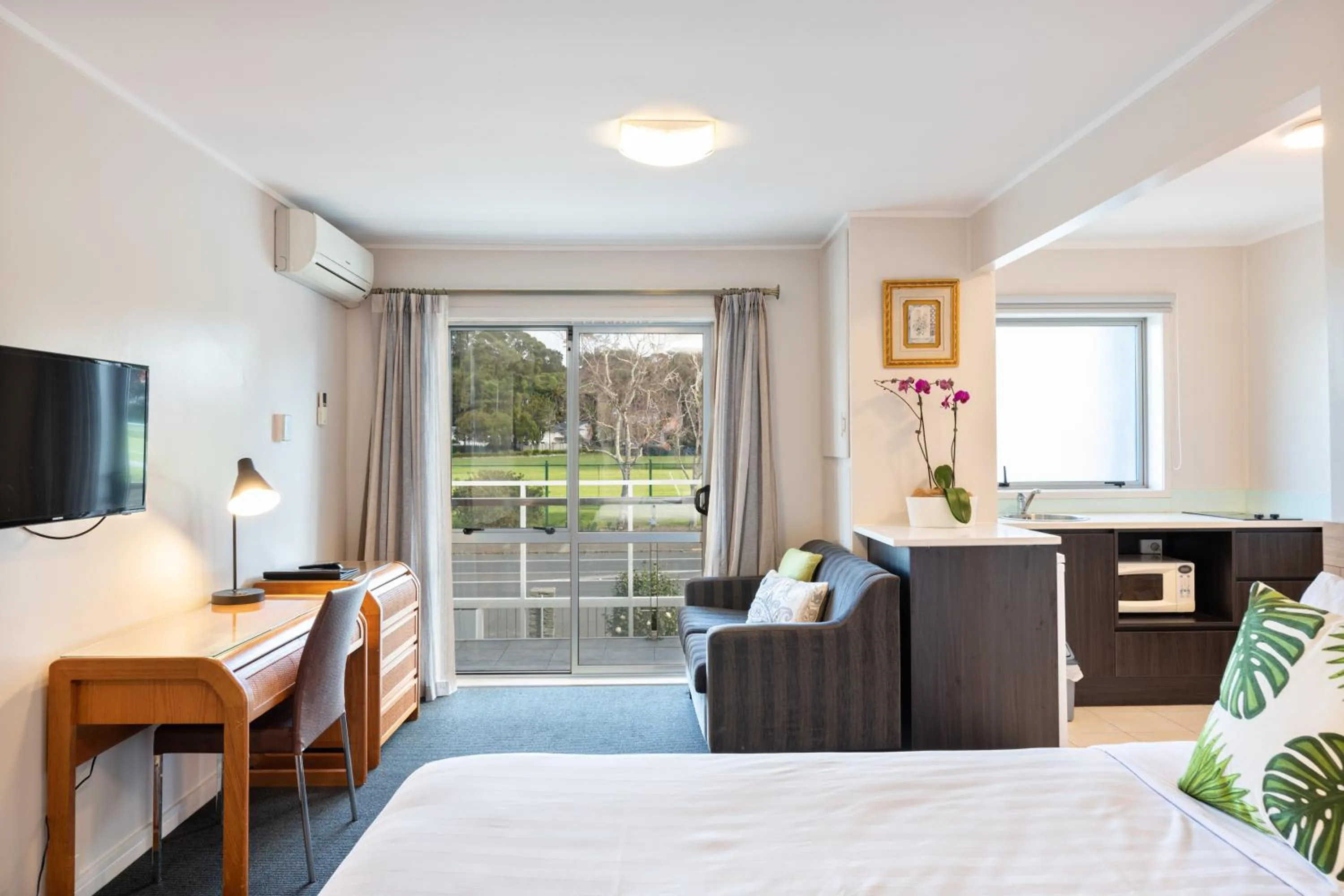 Bed in Best Western Newmarket Inn & Suites