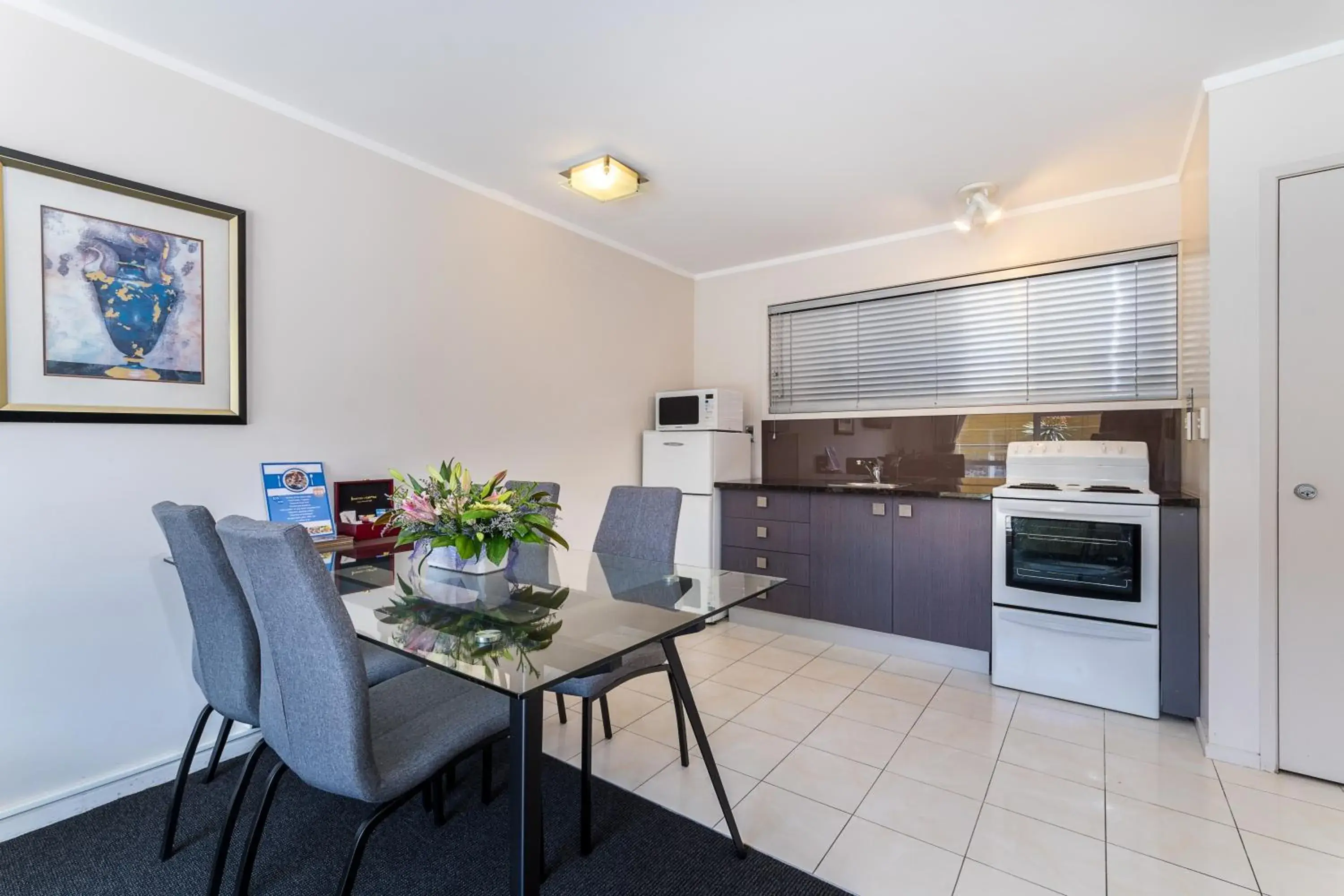 Deluxe One-Bedroom Suite in Best Western Newmarket Inn & Suites Deluxe One-Bedroom Suite in Best Western Newmarket Inn & Suites