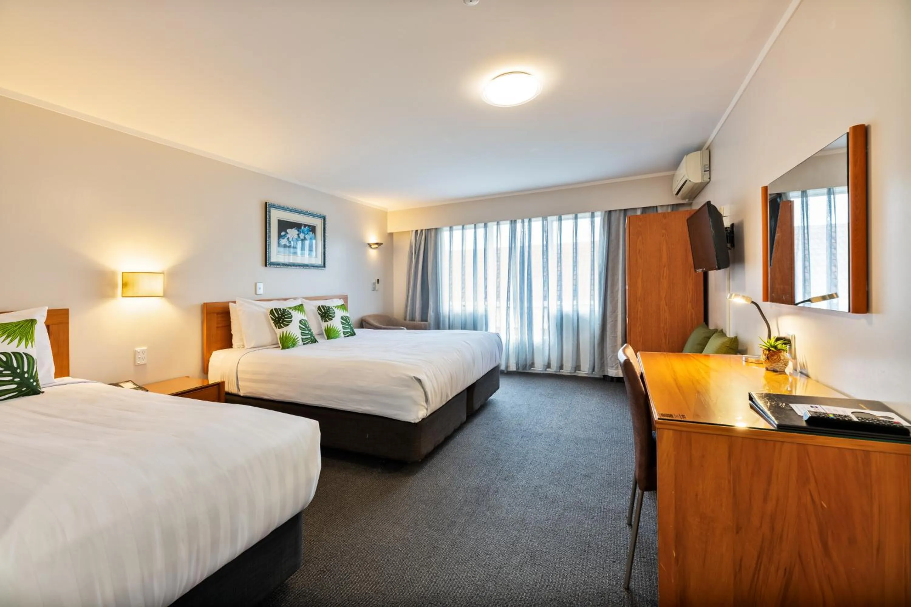 Bed in Best Western Newmarket Inn & Suites