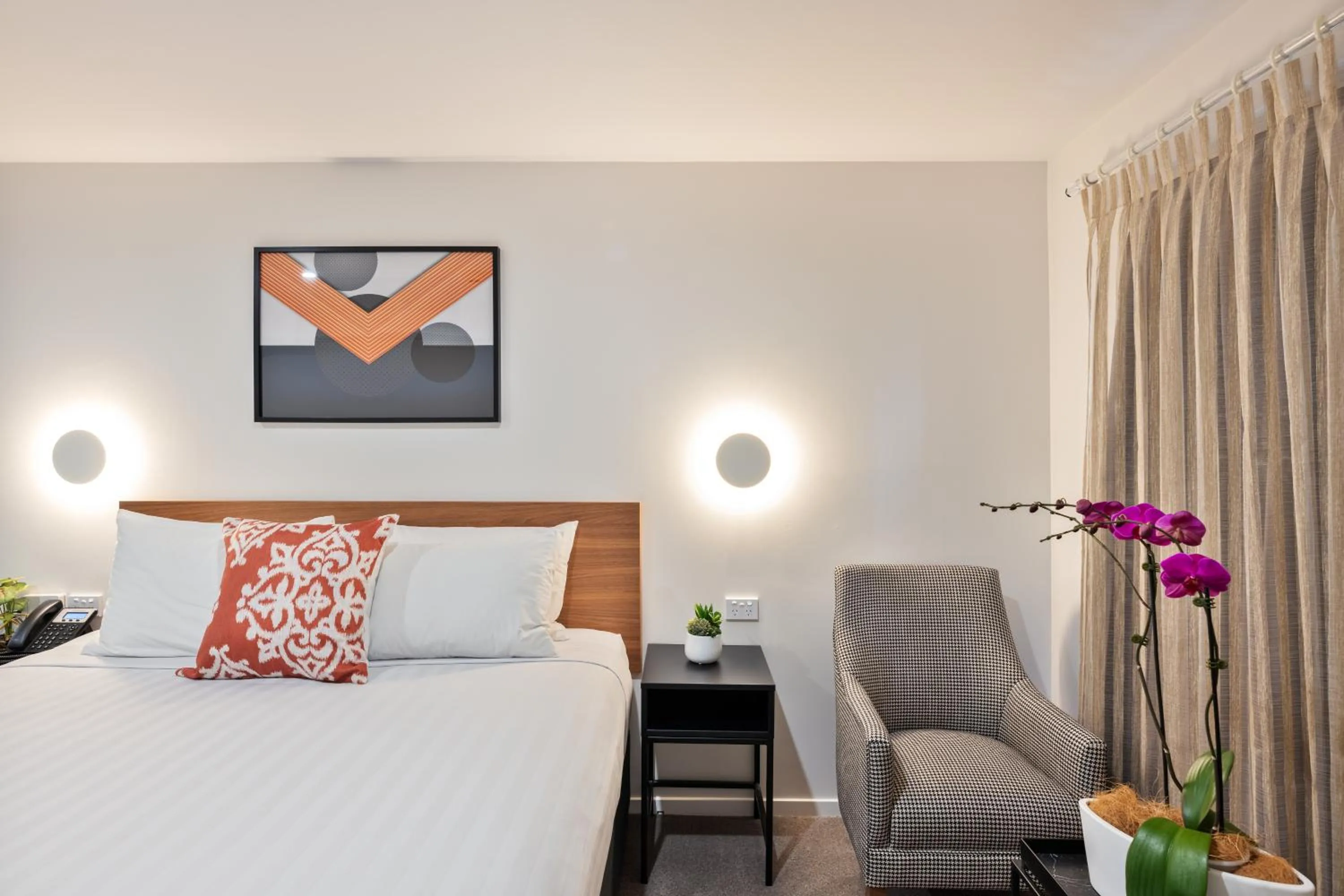 Bed in Best Western Newmarket Inn & Suites