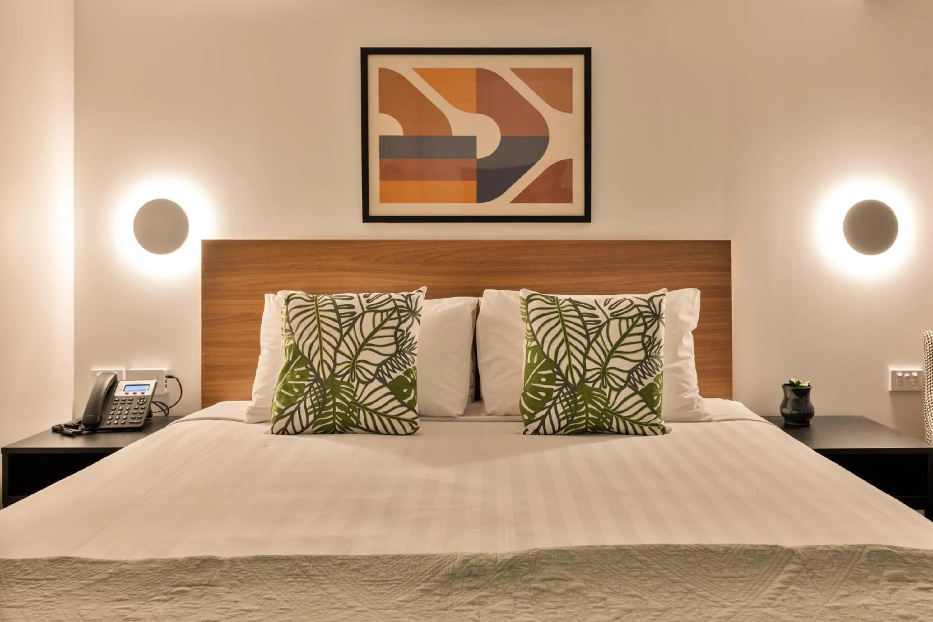 Bed in Best Western Newmarket Inn & Suites