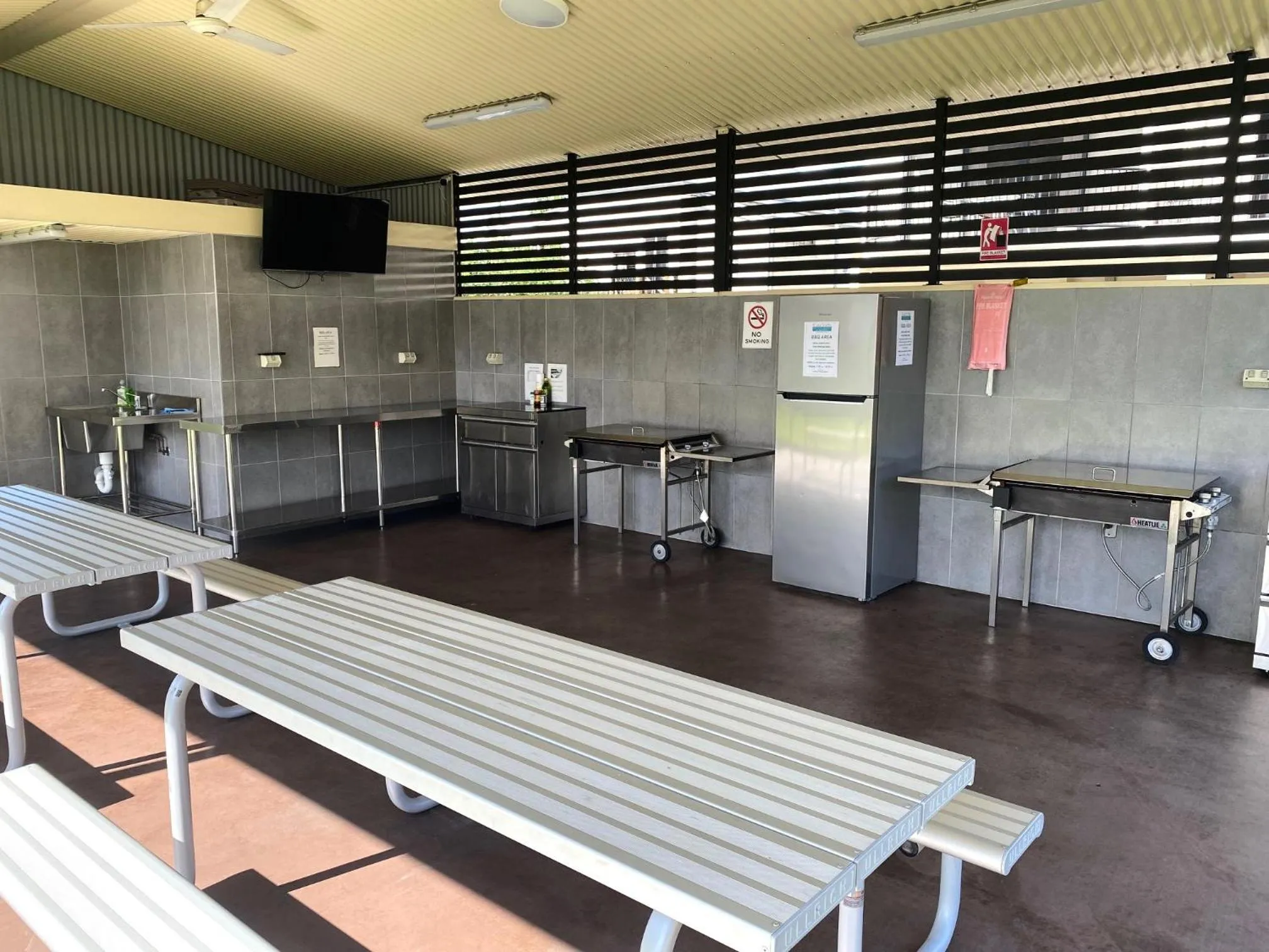 Day in Cityville Apartments & Motel