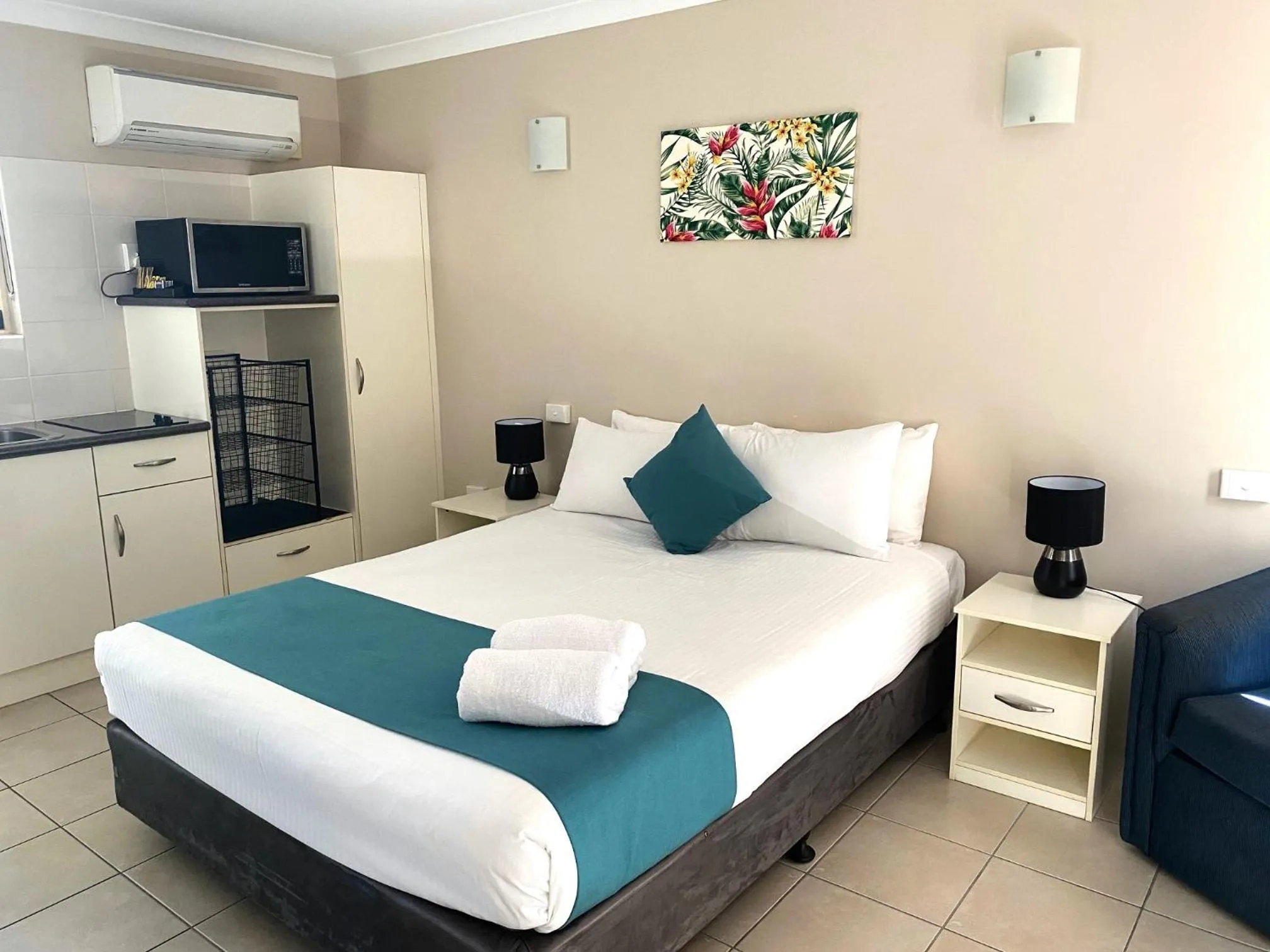 Bed in Cityville Apartments & Motel