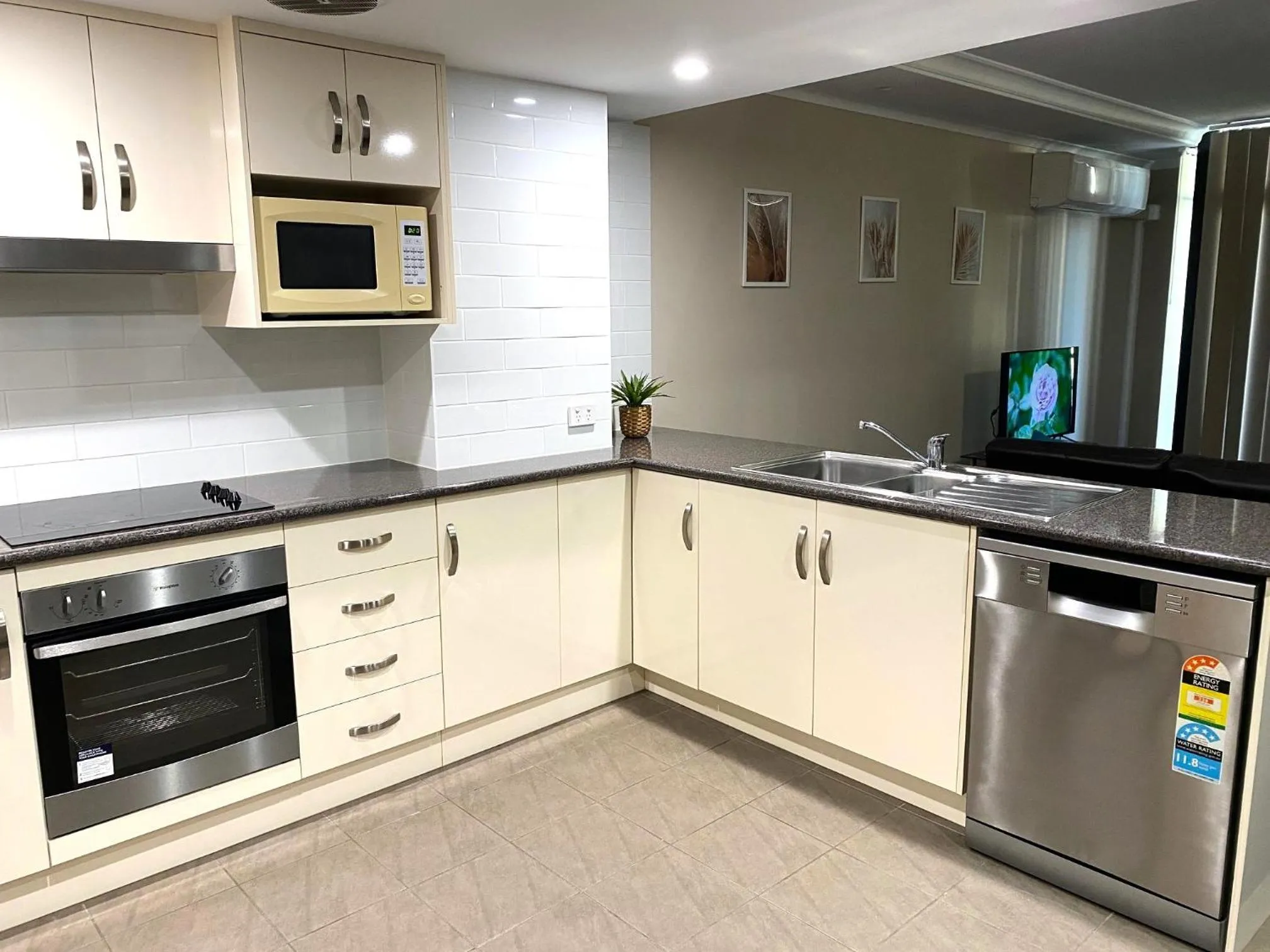 Kitchen or kitchenette in Cityville Apartments & Motel