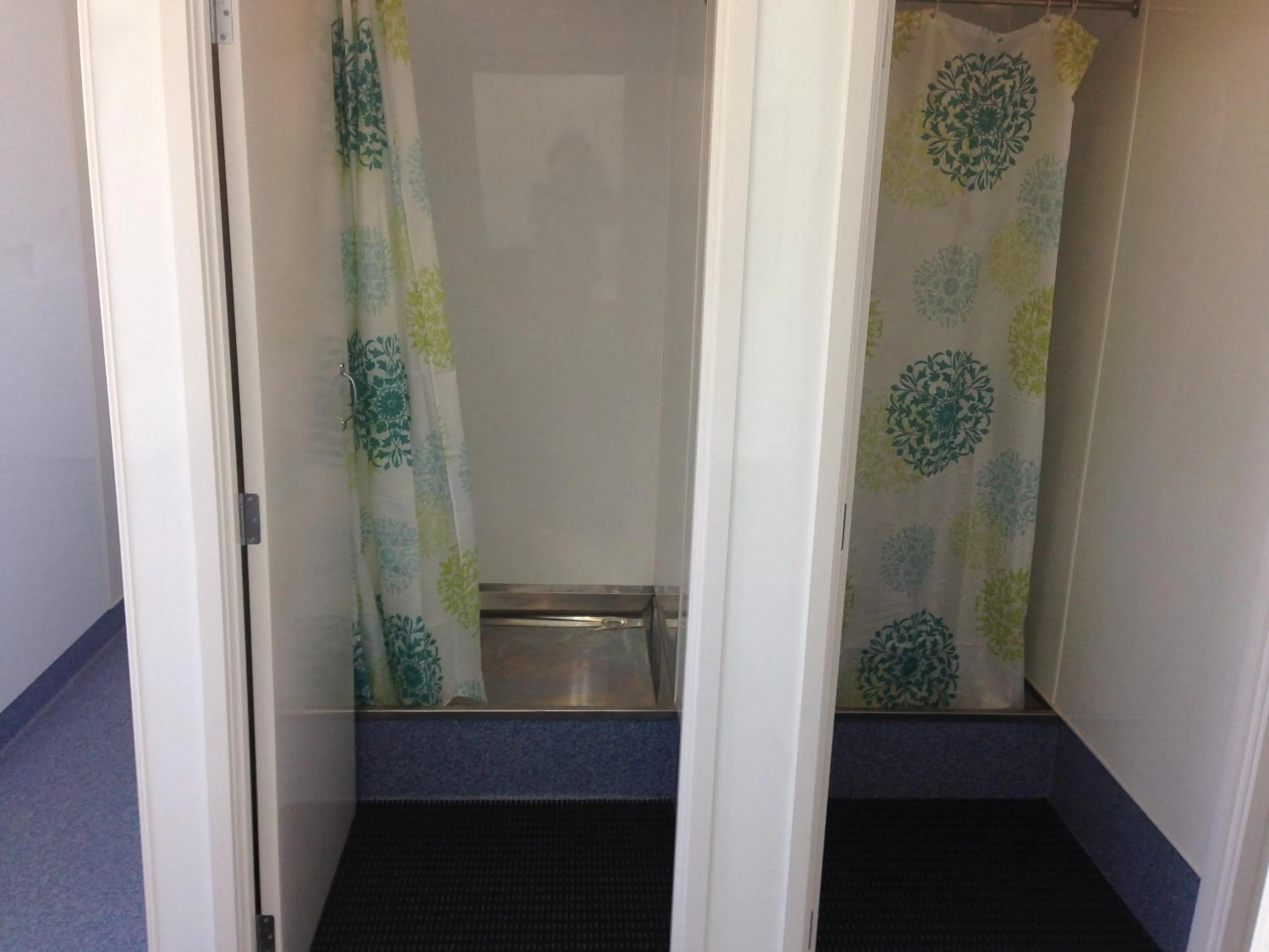 Shower in Tripinn Motel & Share Accommodation