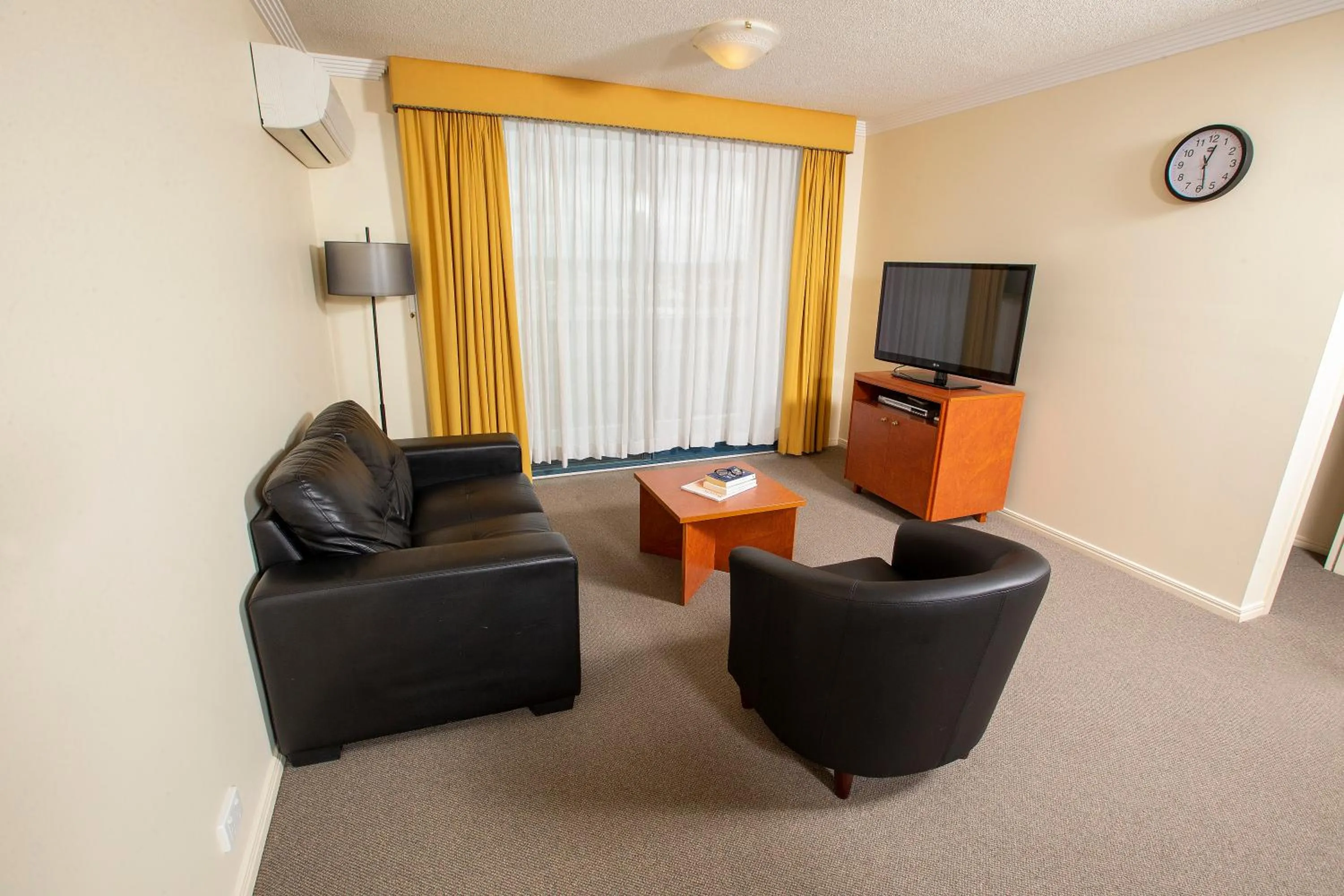 TV and multimedia in Springwood Tower Apartment Hotel