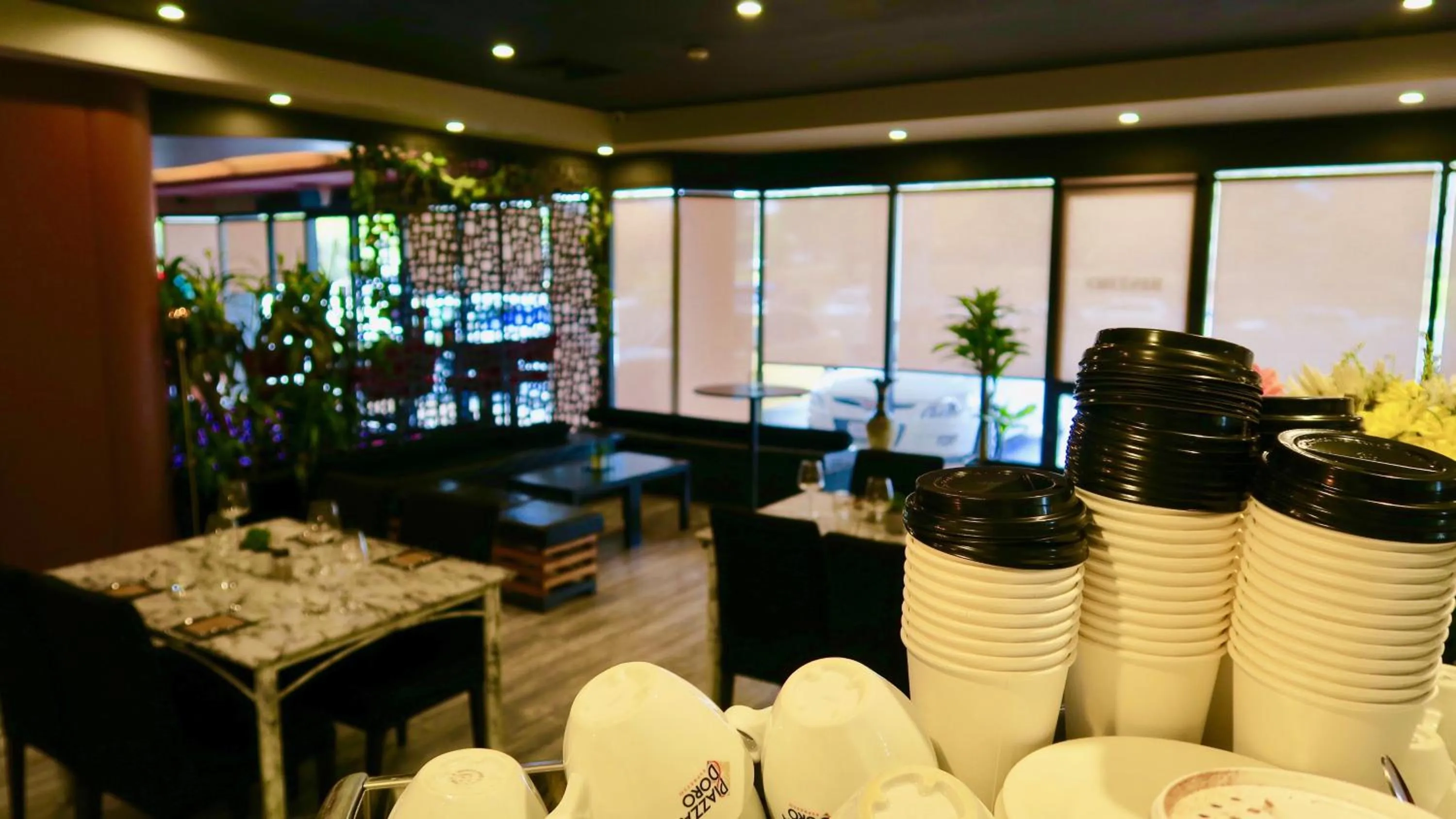 Restaurant/places to eat in Springwood Tower Apartment Hotel