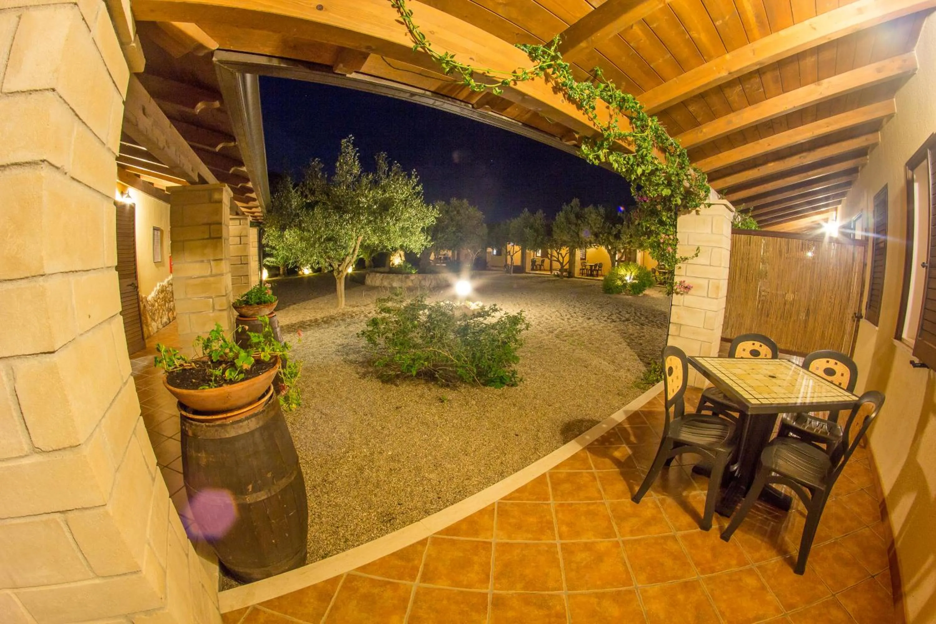 Patio in Albergo Residenziale Menhirs