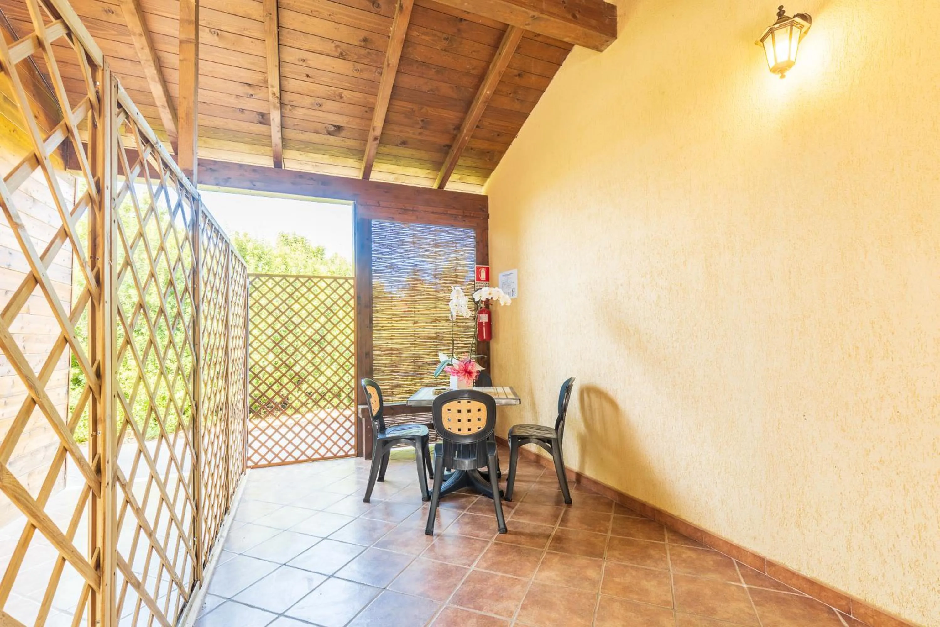 Patio in Albergo Residenziale Menhirs