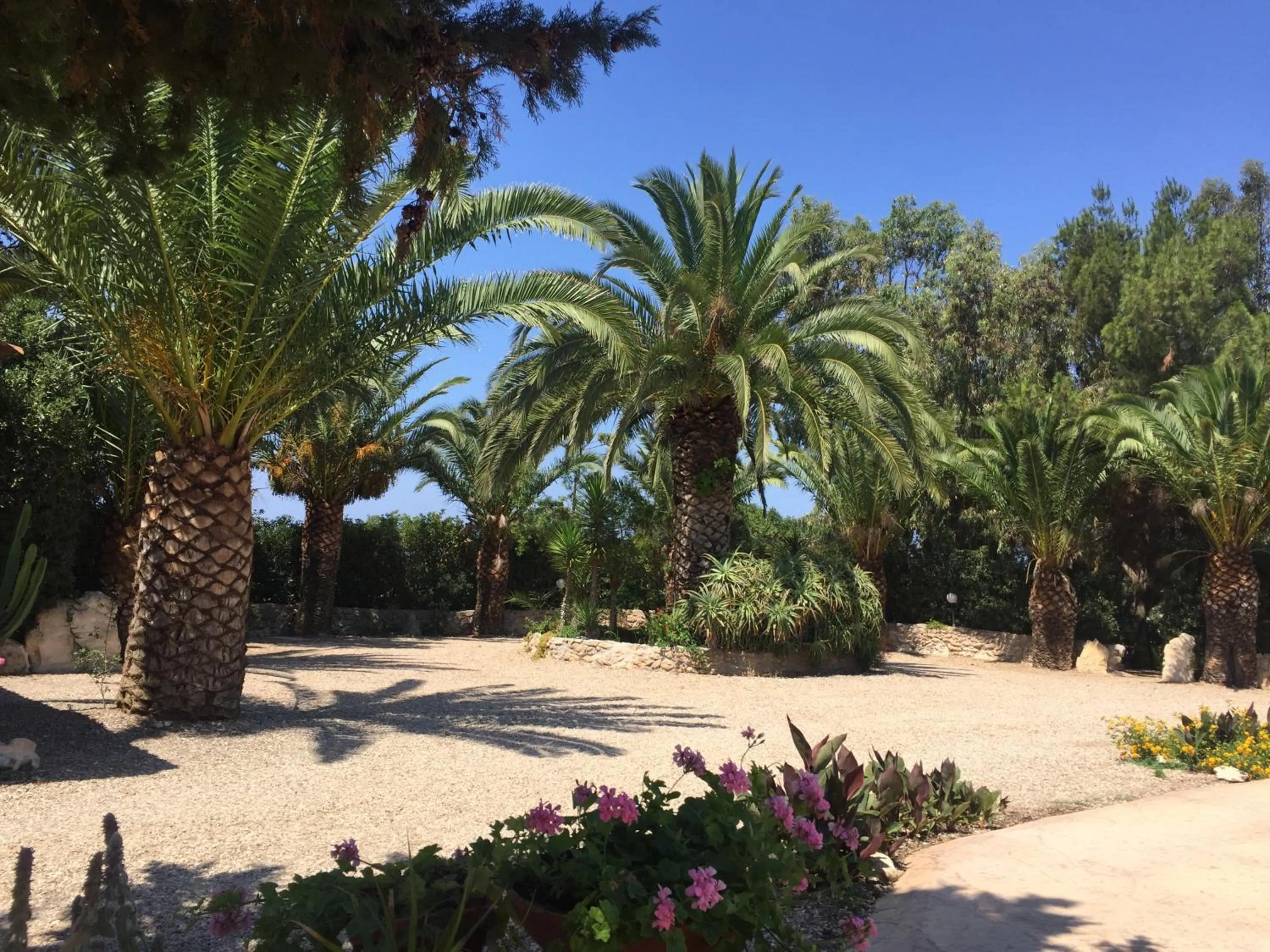 Garden in Albergo Residenziale Menhirs