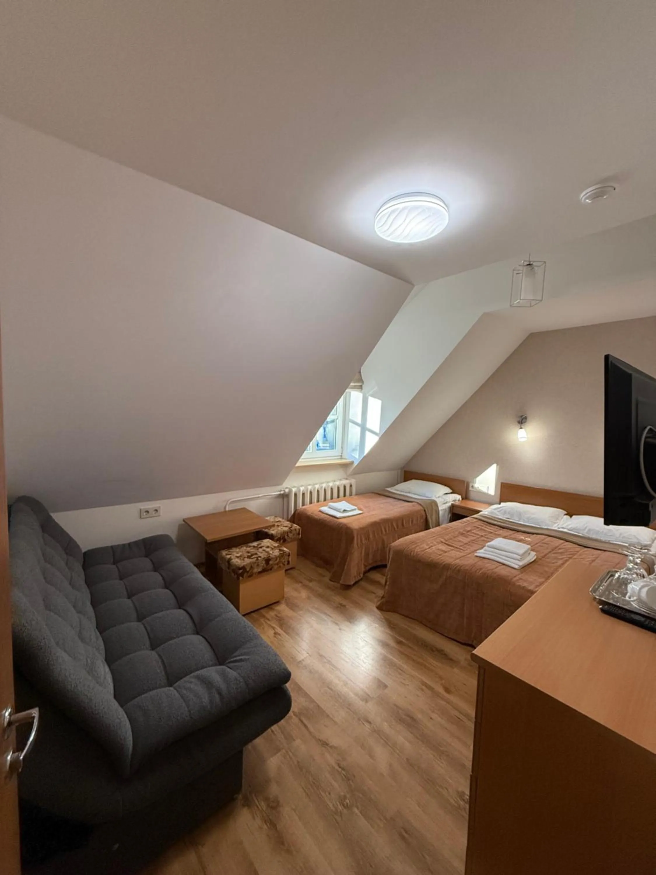 Photo of the whole room in Raze