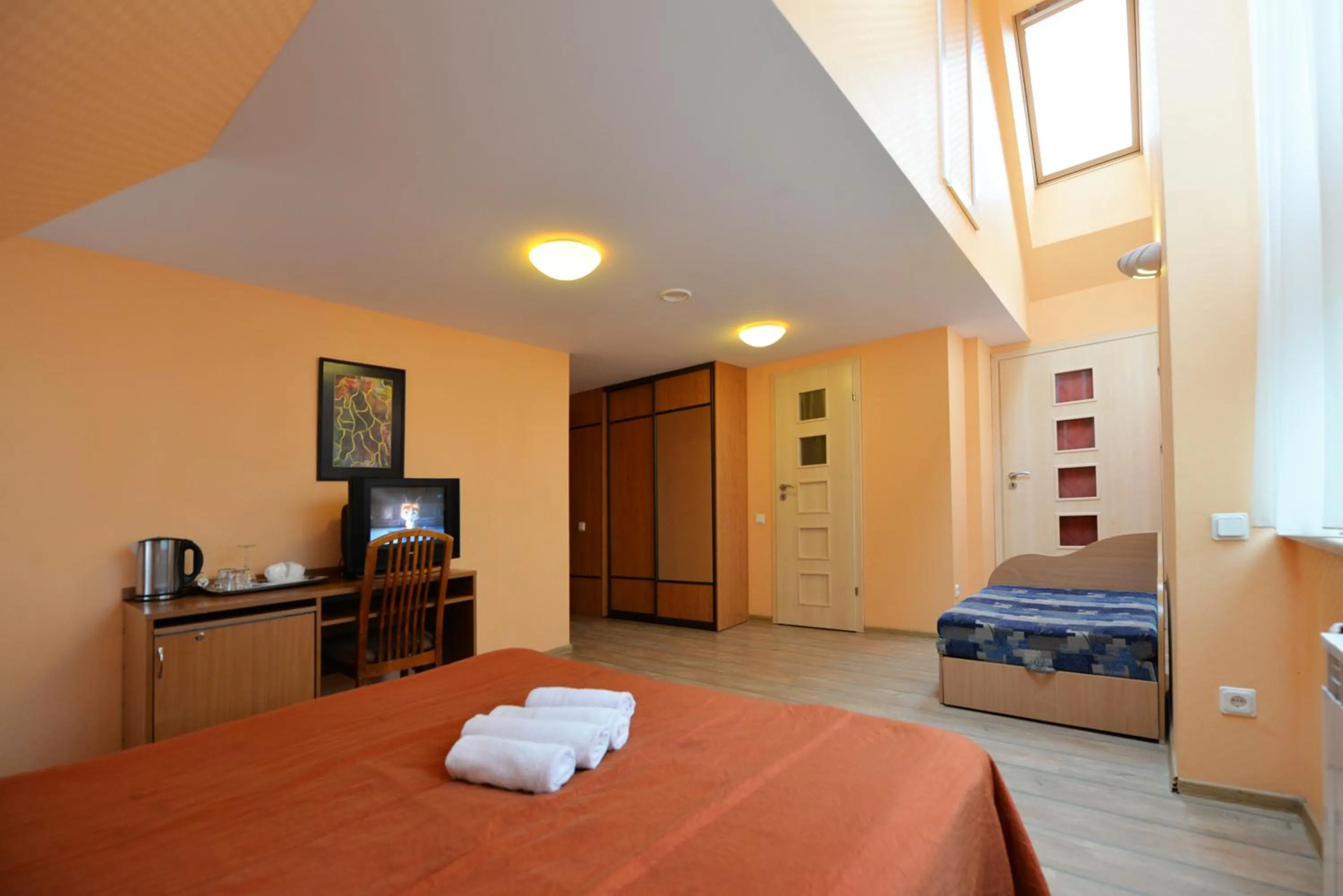 Photo of the whole room, Bed in Raze