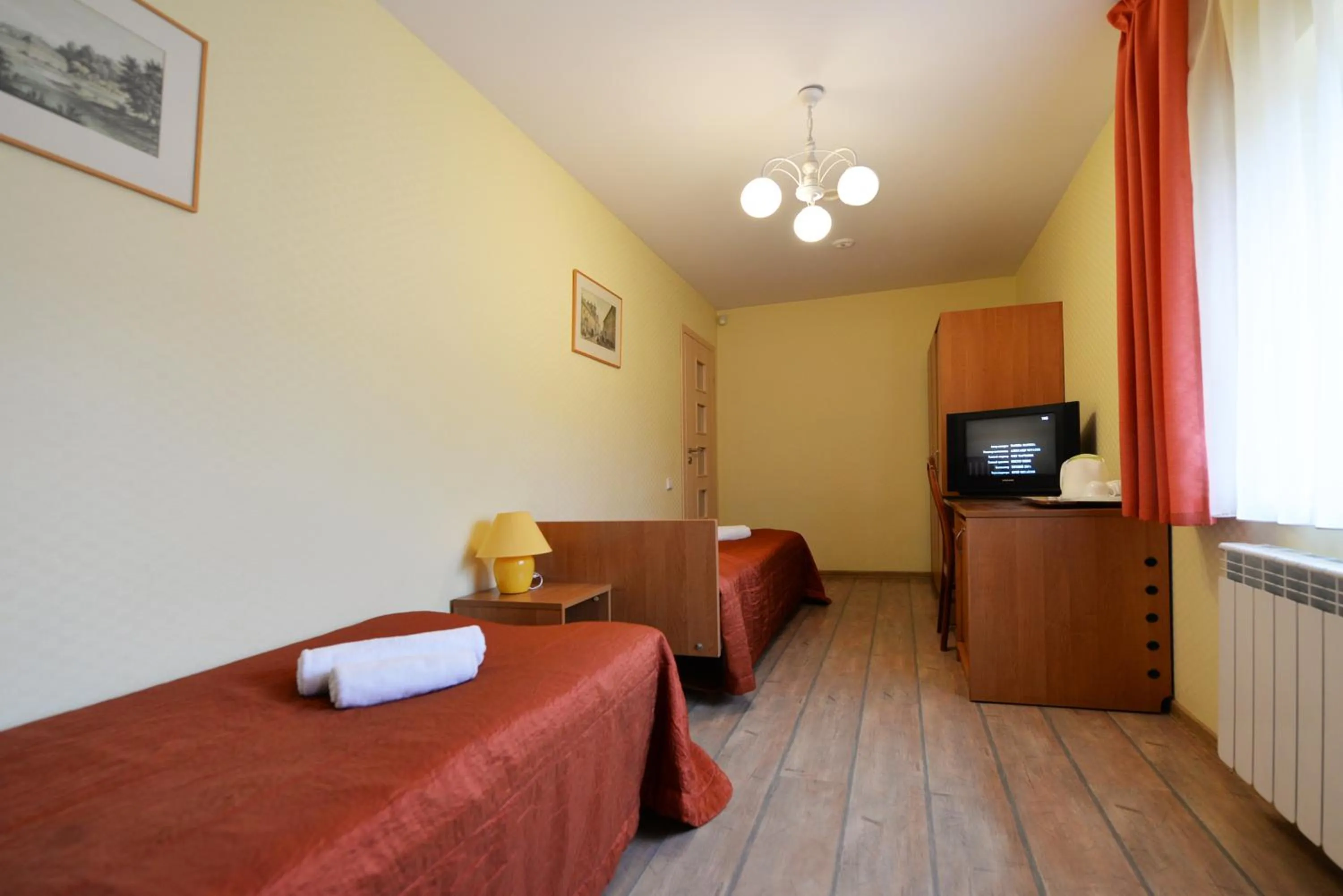 Photo of the whole room, Bed in Raze