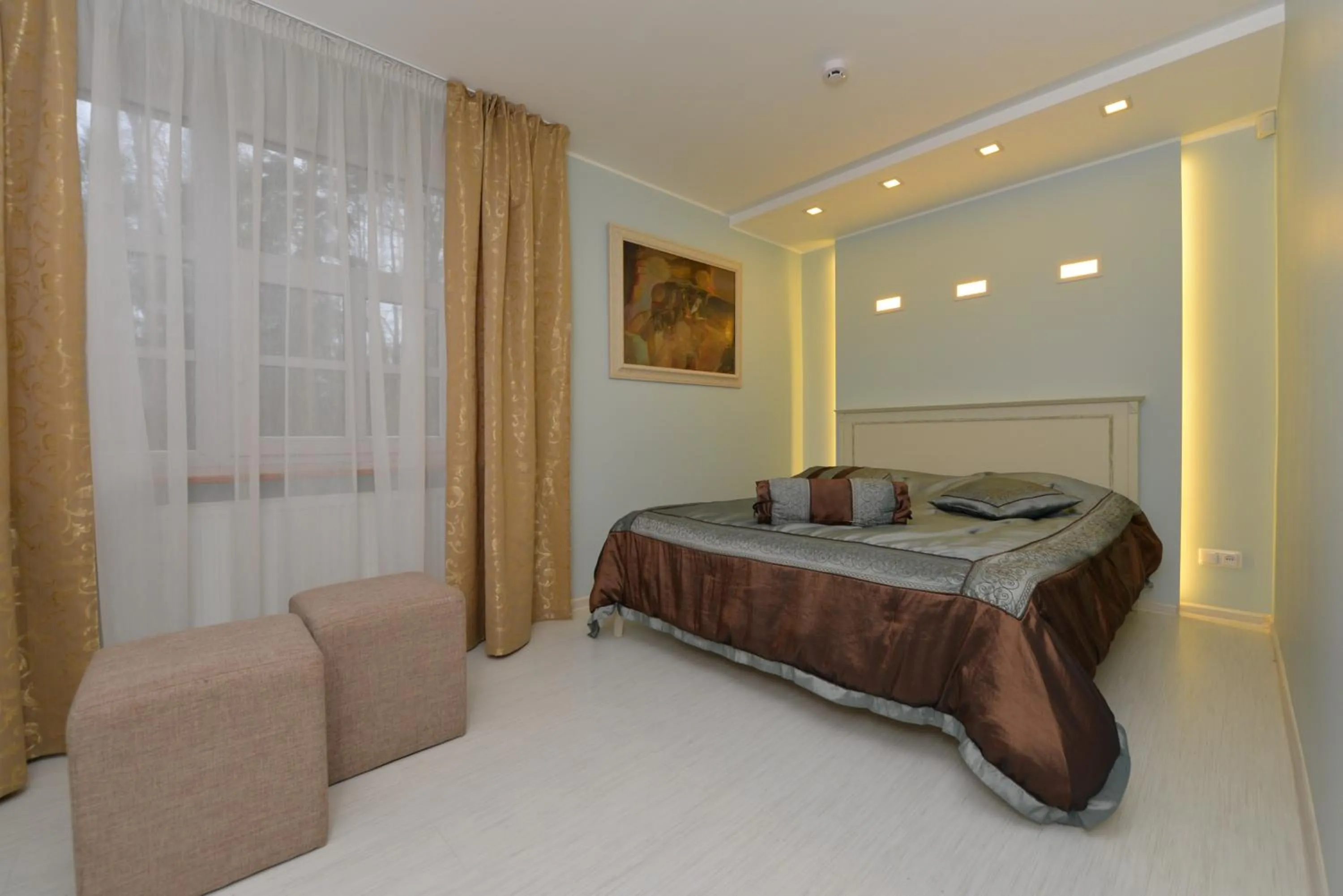 Photo of the whole room, Bed in Raze