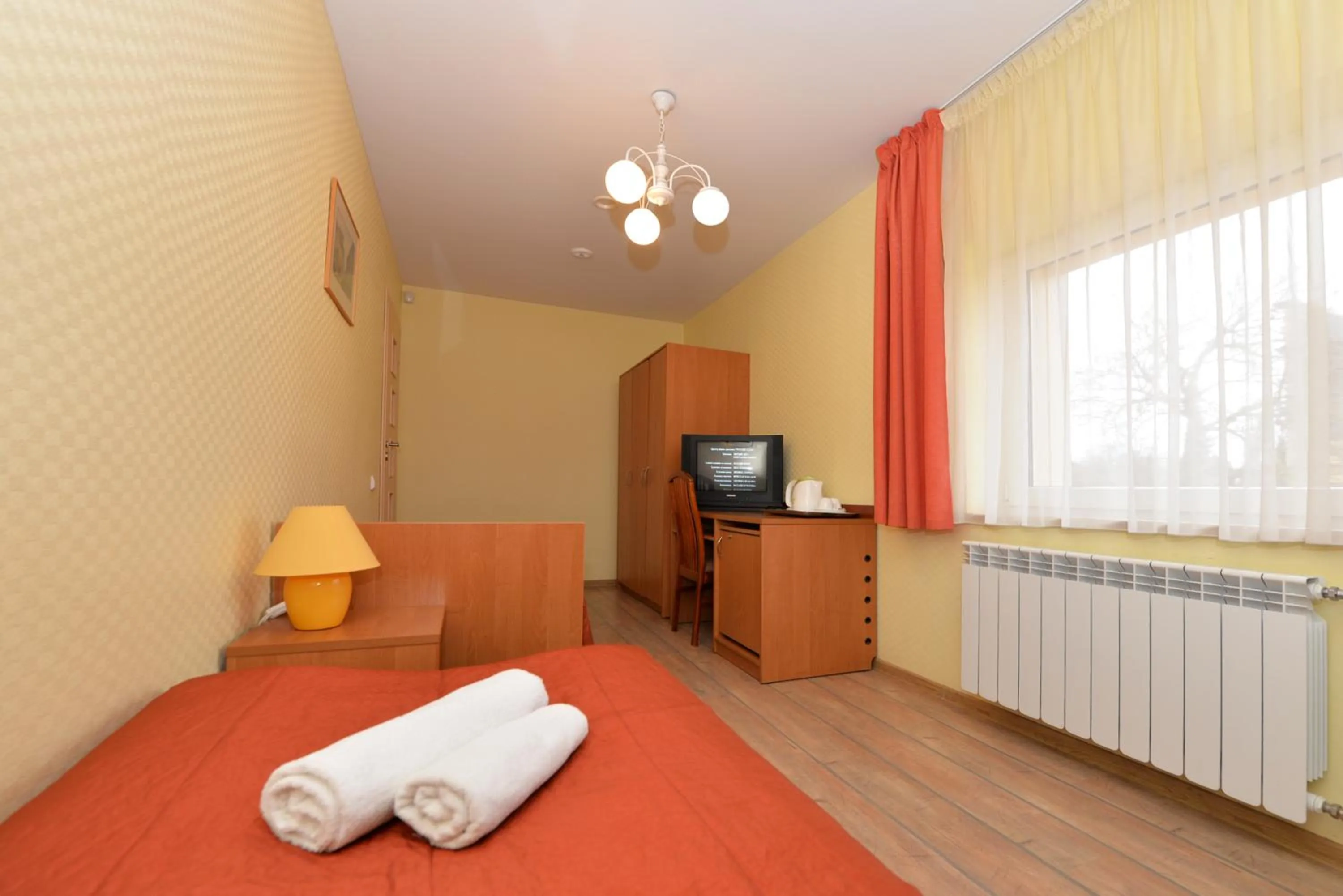 Photo of the whole room, Bed in Raze