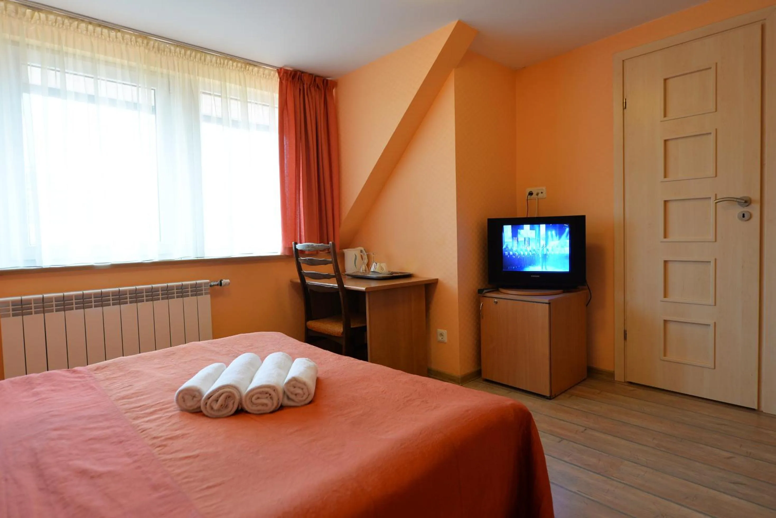 Photo of the whole room, Bed in Raze