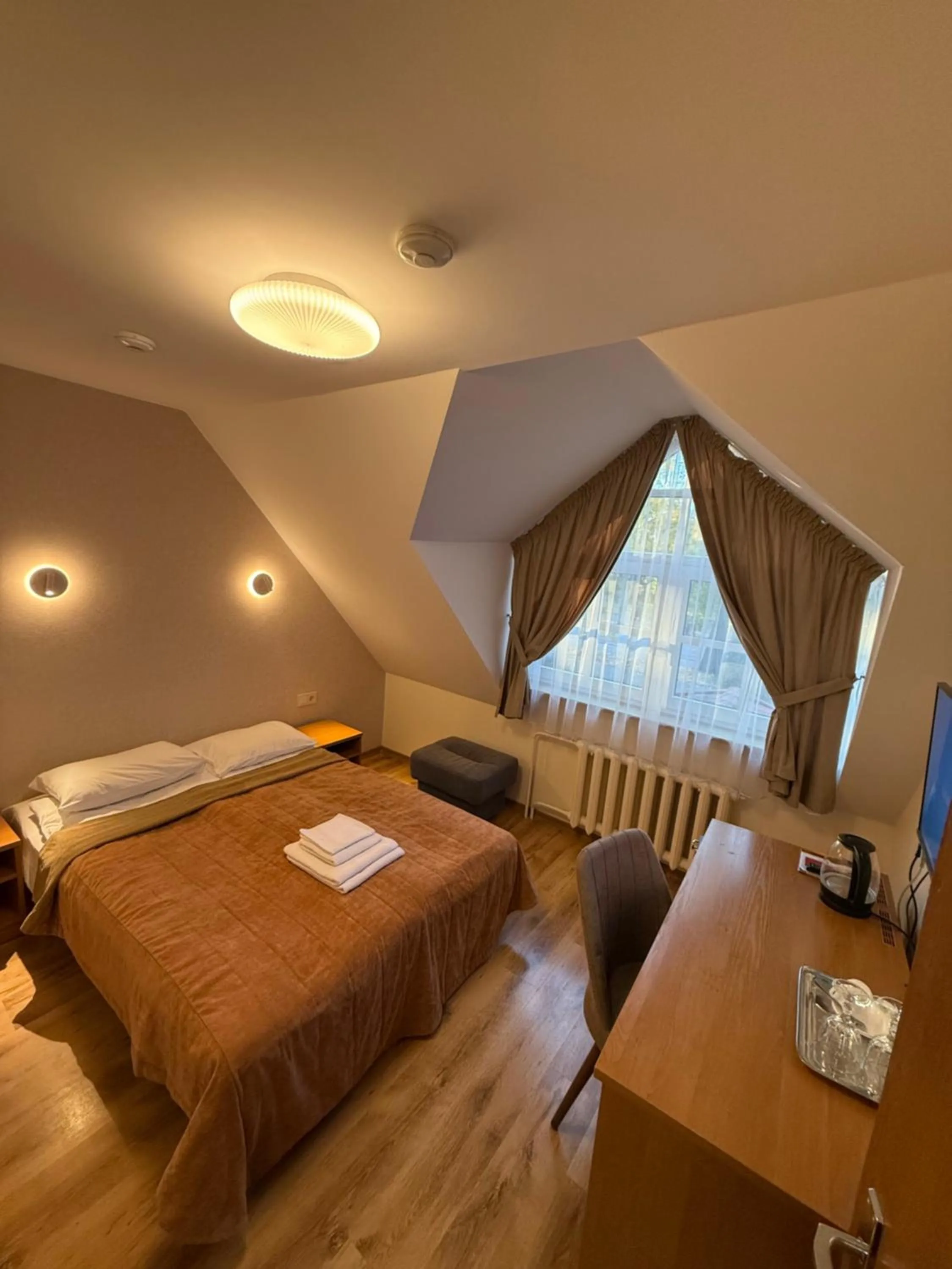 Photo of the whole room, Bed in Raze