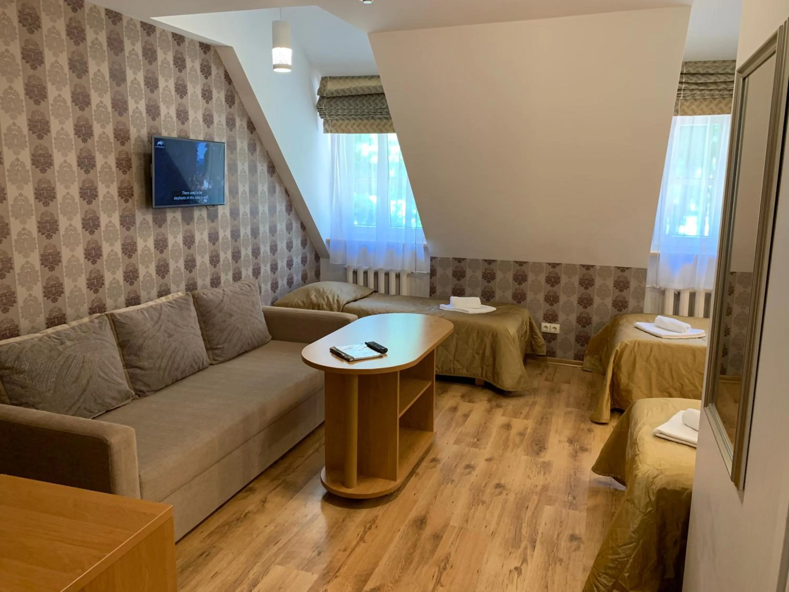 Photo of the whole room in Raze