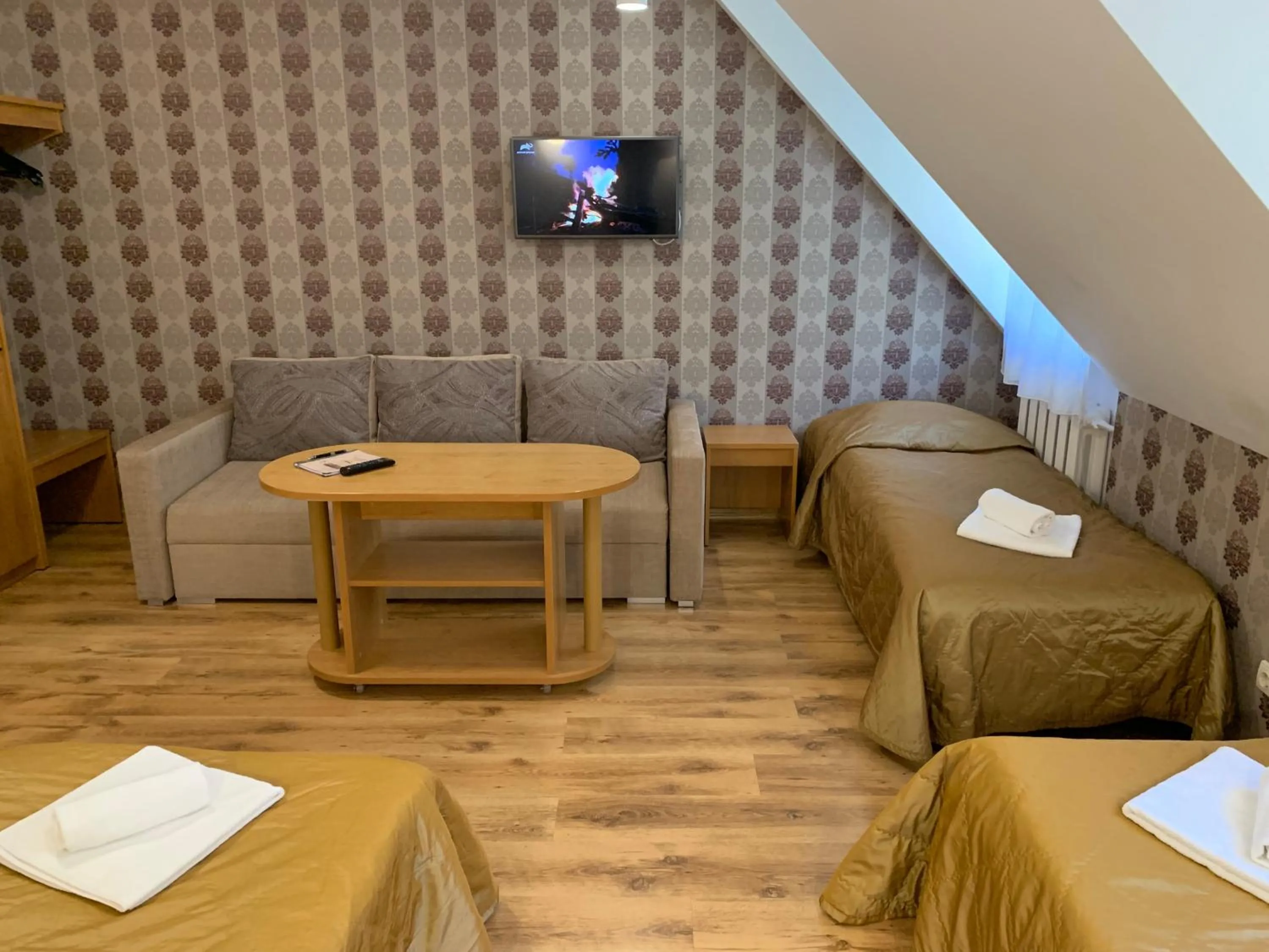 Photo of the whole room, Bed in Raze