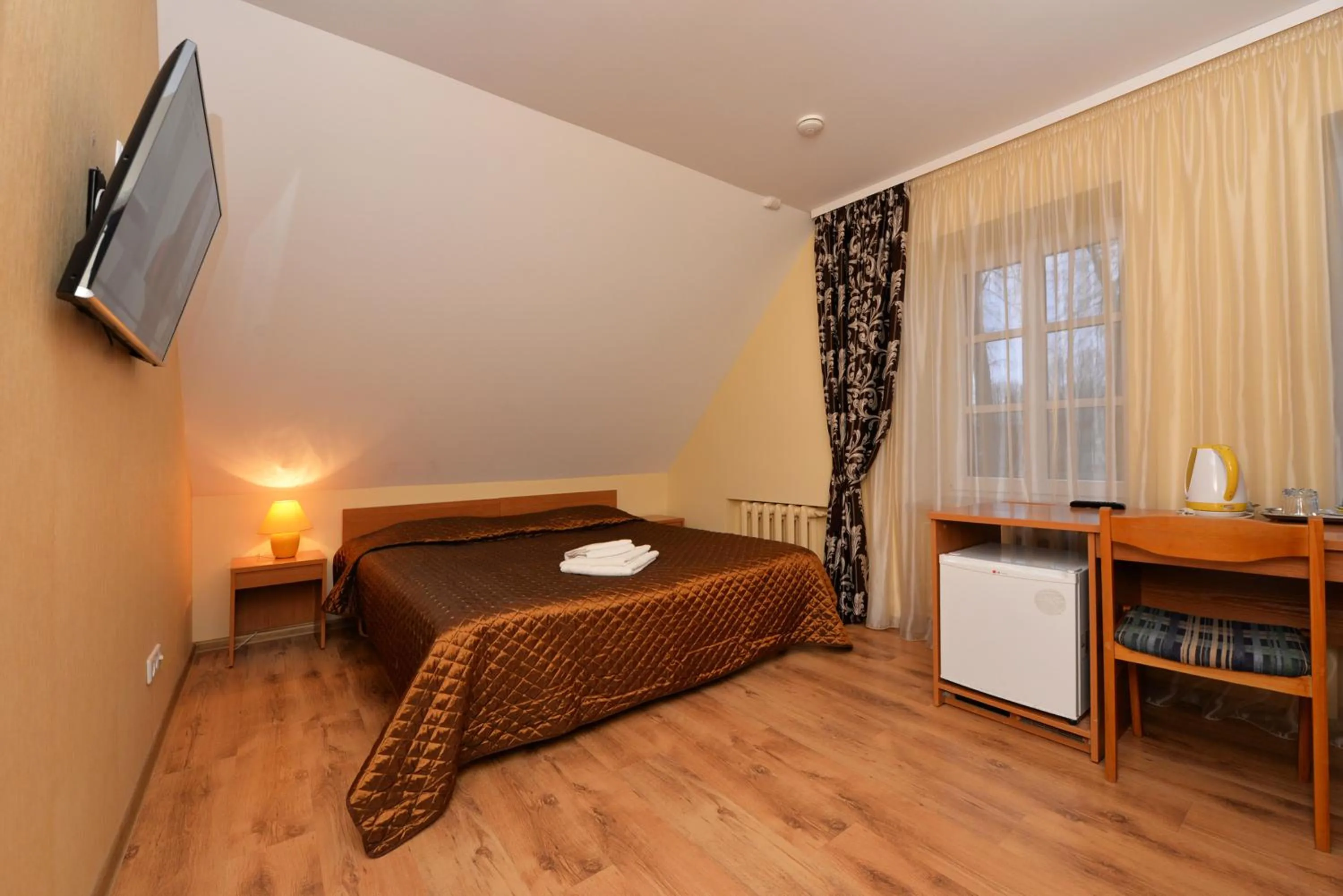 Photo of the whole room, Bed in Raze