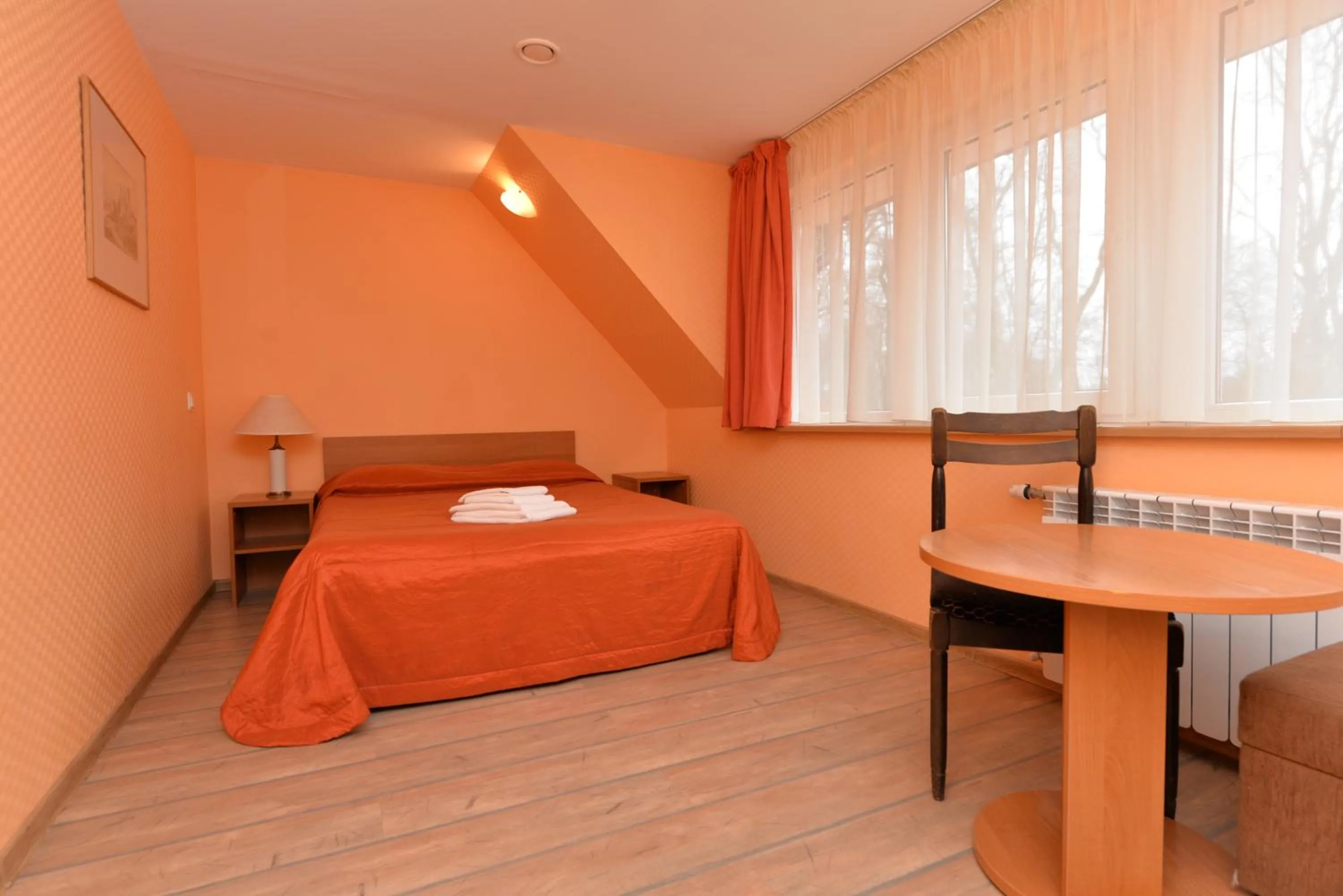 Photo of the whole room, Bed in Raze