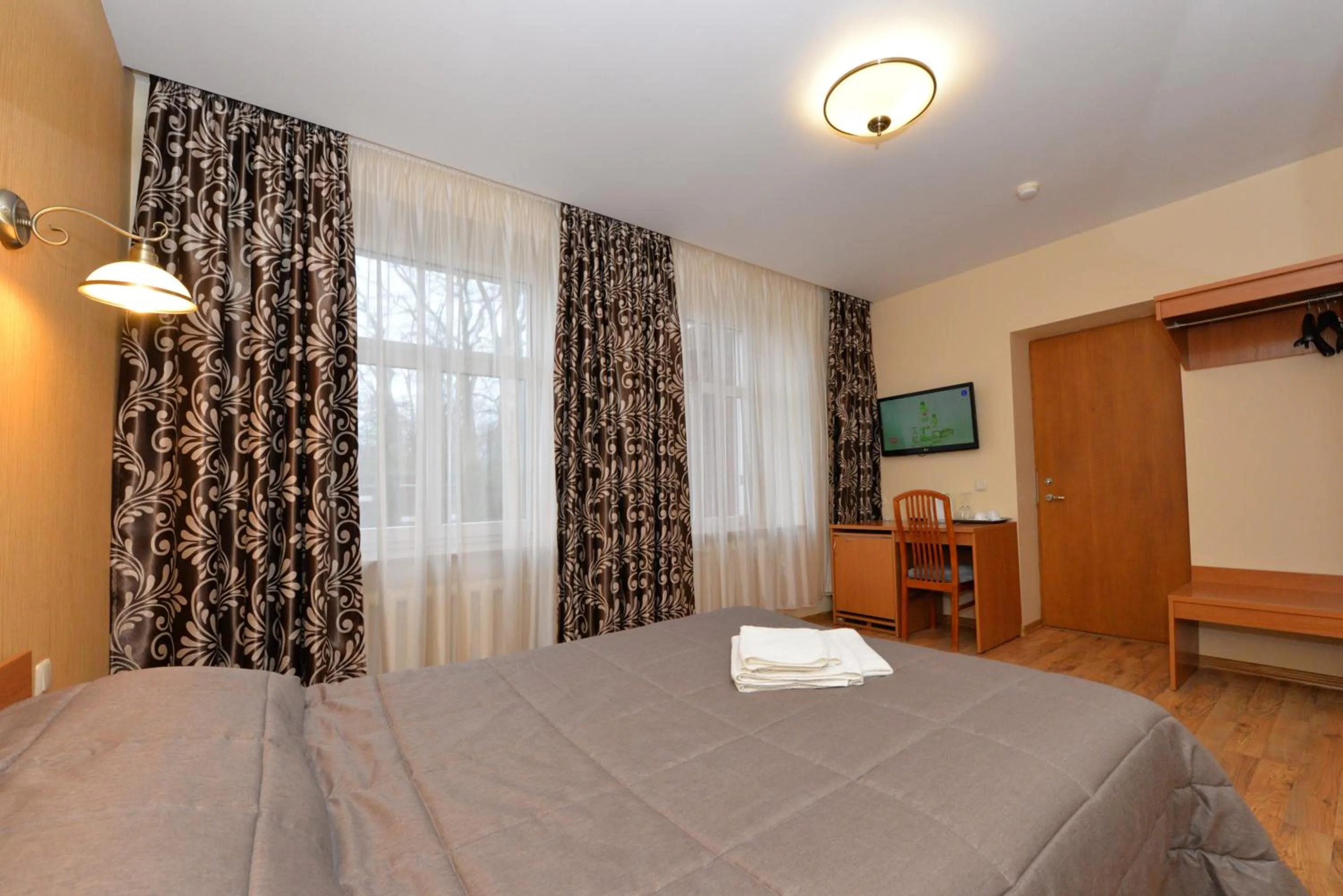 Photo of the whole room, Bed in Raze