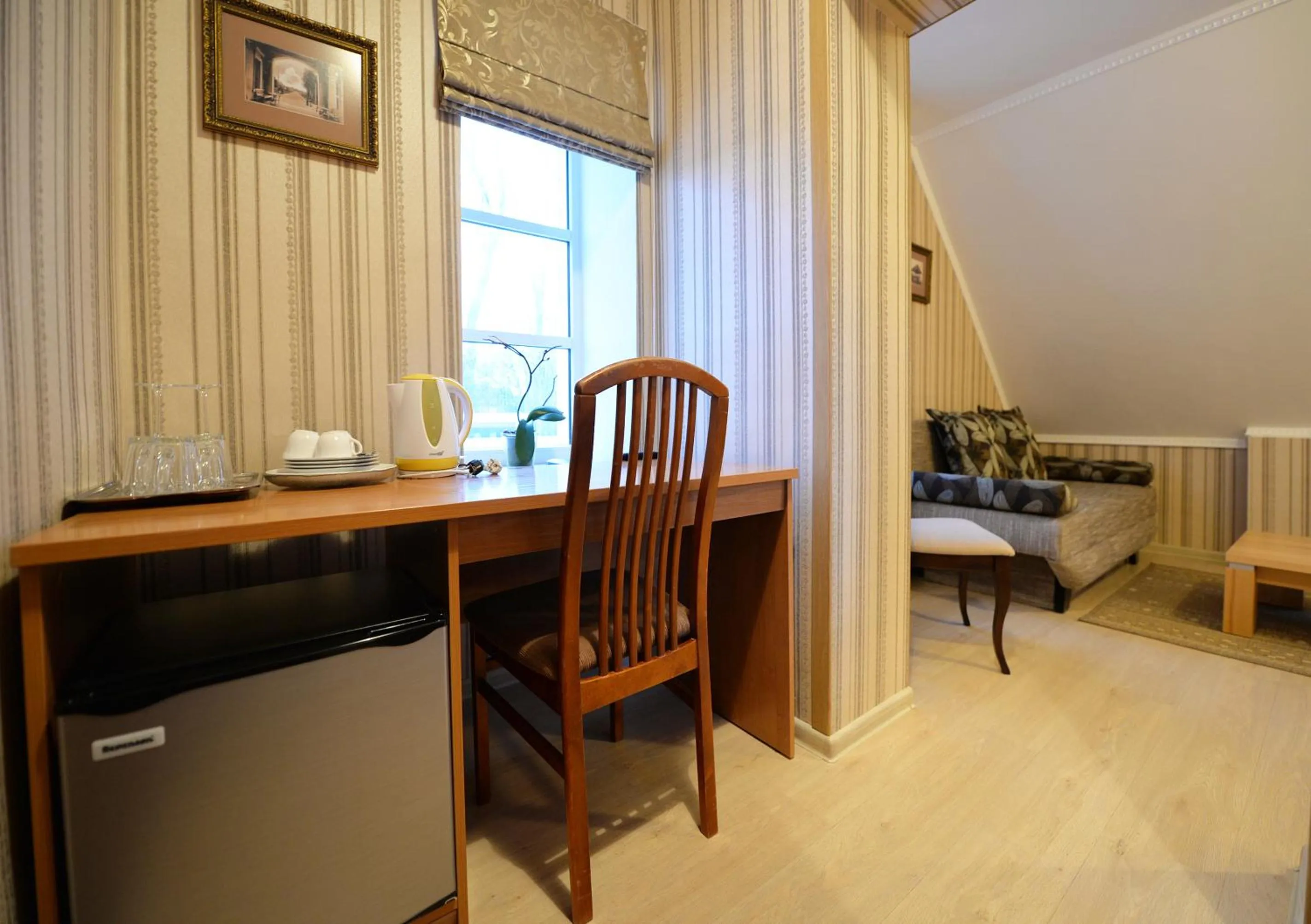 Photo of the whole room in Raze