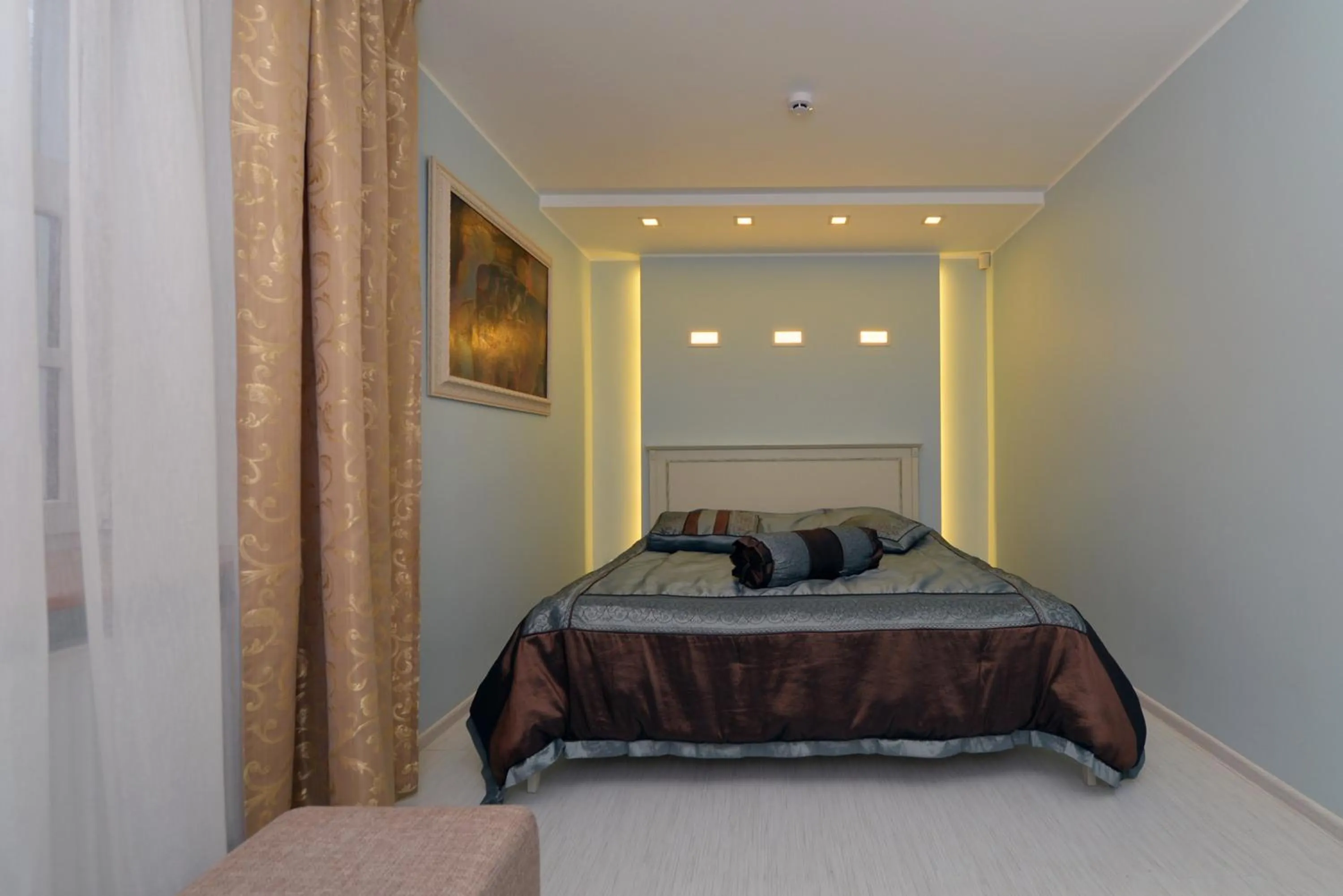 Photo of the whole room, Bed in Raze