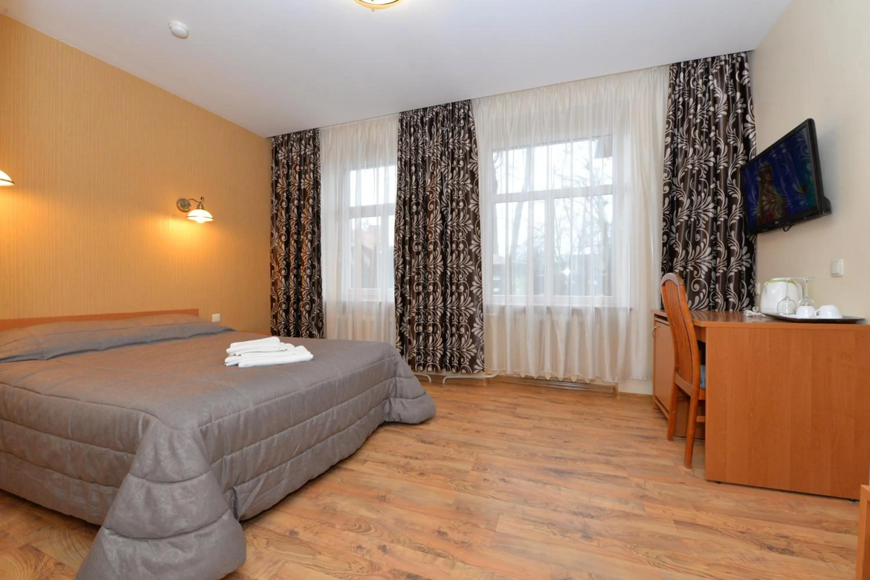 Photo of the whole room, Bed in Raze