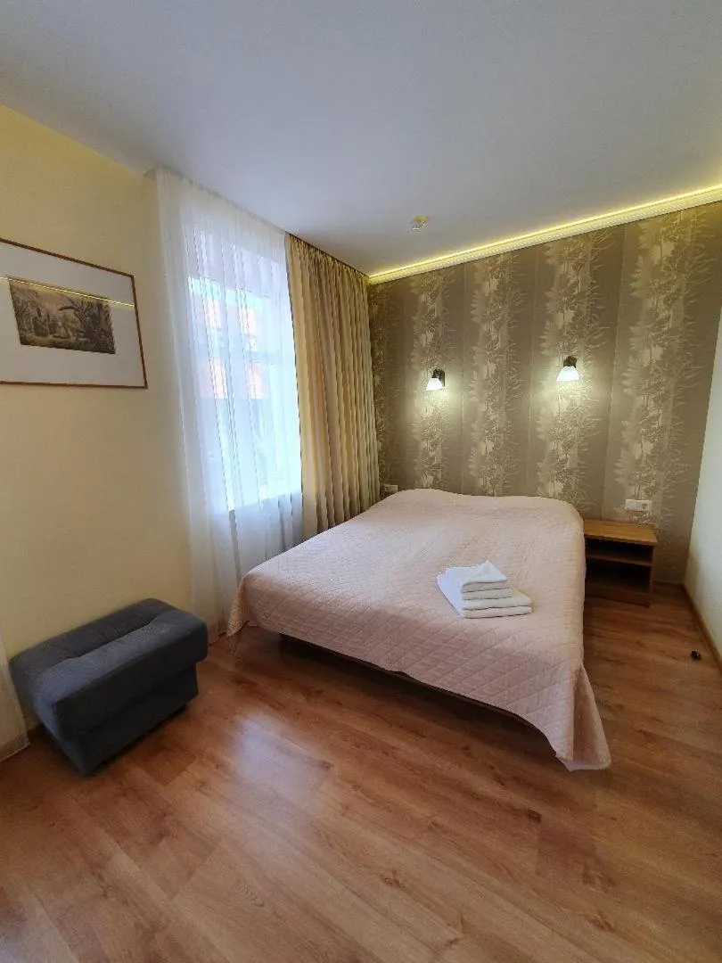 Photo of the whole room, Bed in Raze