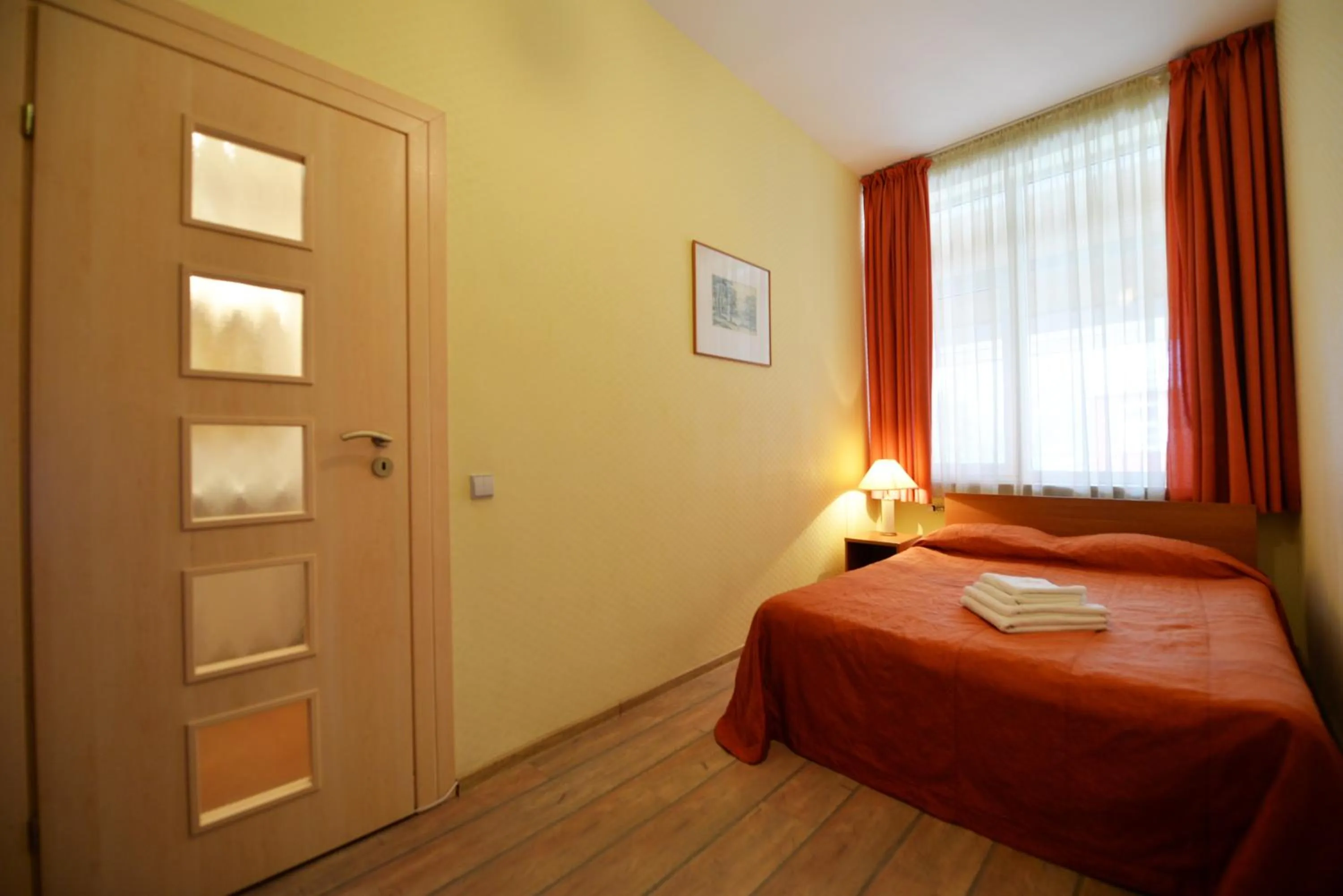 Photo of the whole room, Bed in Raze