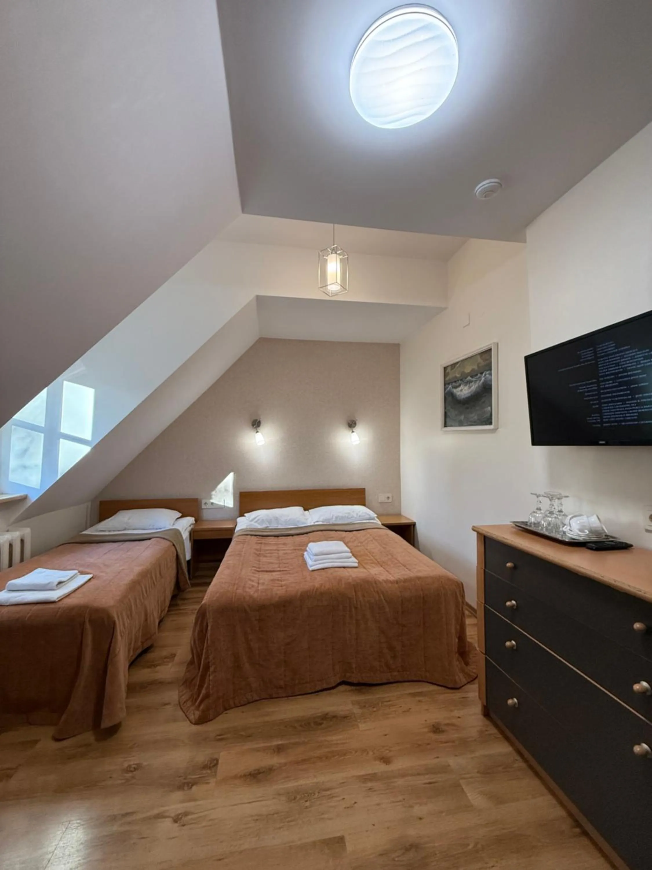 Photo of the whole room, Bed in Raze