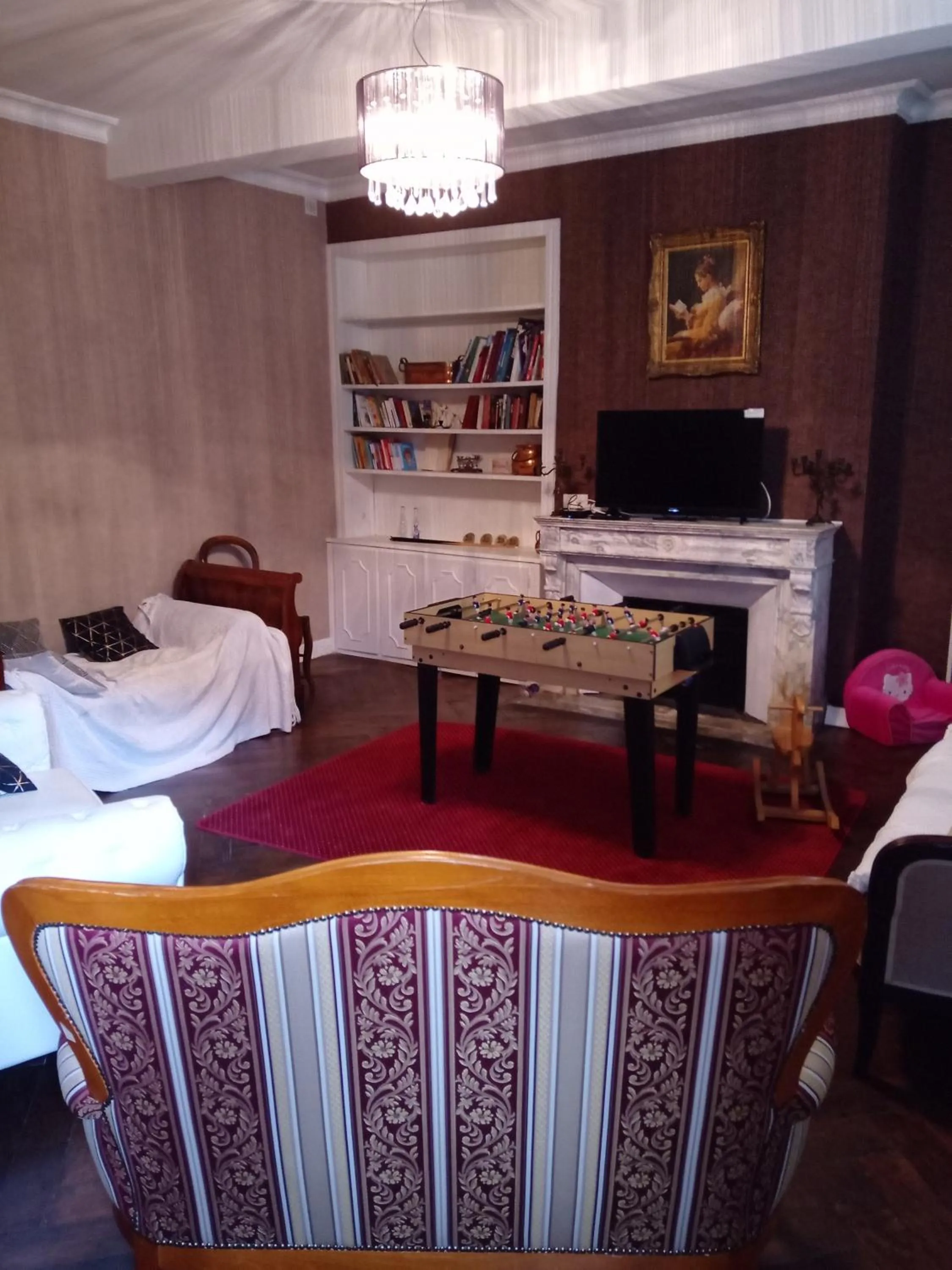 Communal lounge/ TV room, Bed in LA VILLA DU BEARN