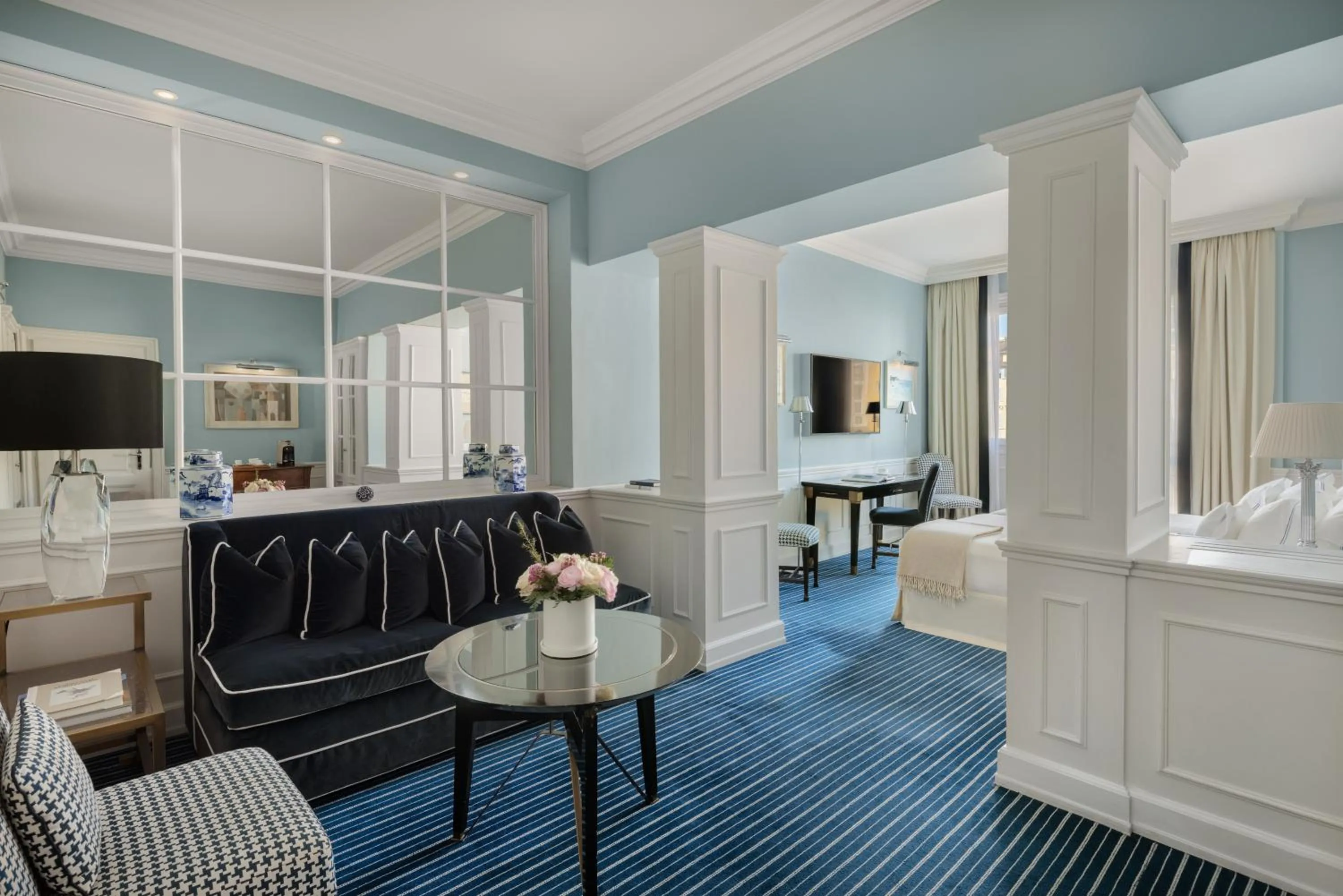 Seating area, Bed in Hotel Lungarno - Lungarno Collection