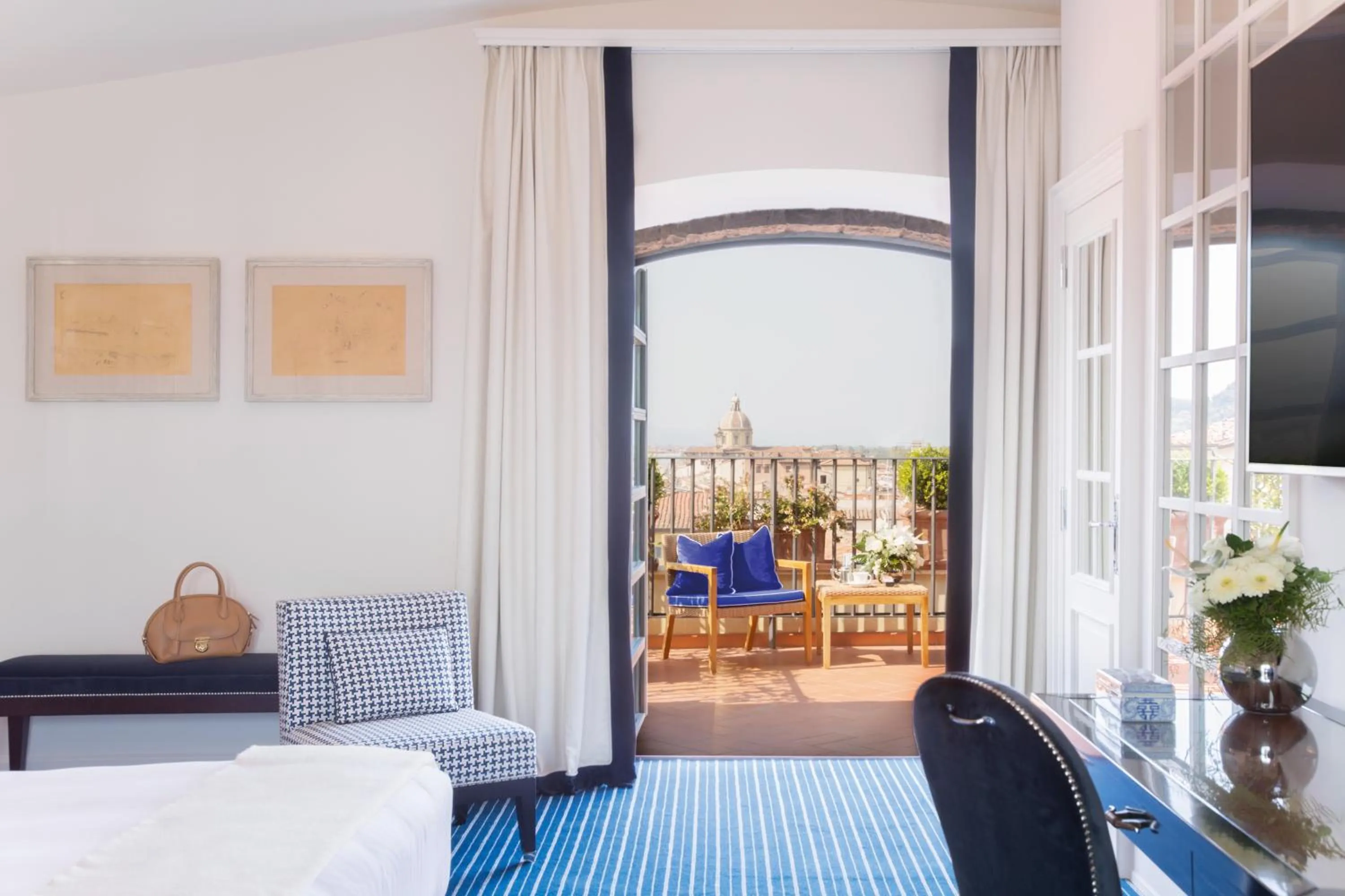 Photo of the whole room, Bed in Hotel Lungarno - Lungarno Collection