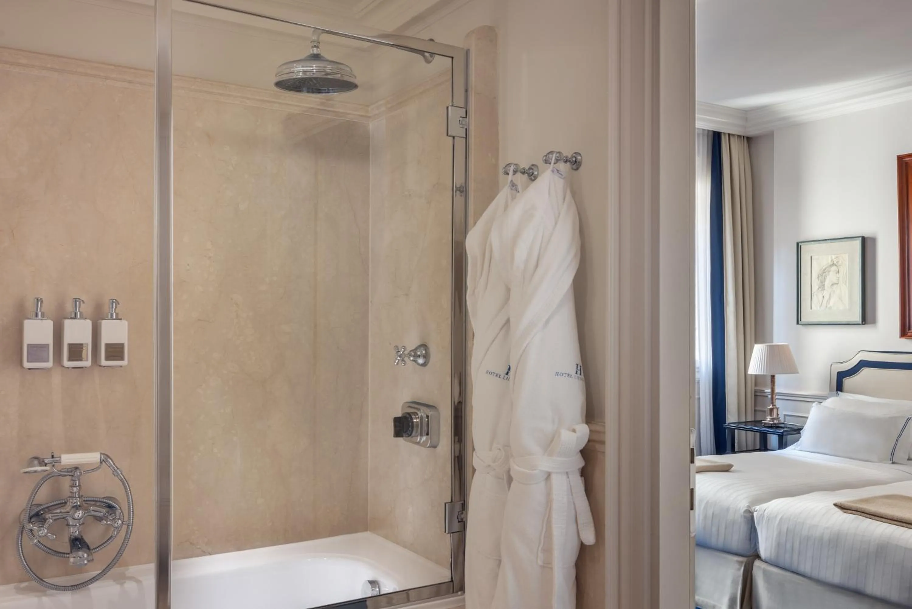 Bathroom, Bed in Hotel Lungarno - Lungarno Collection