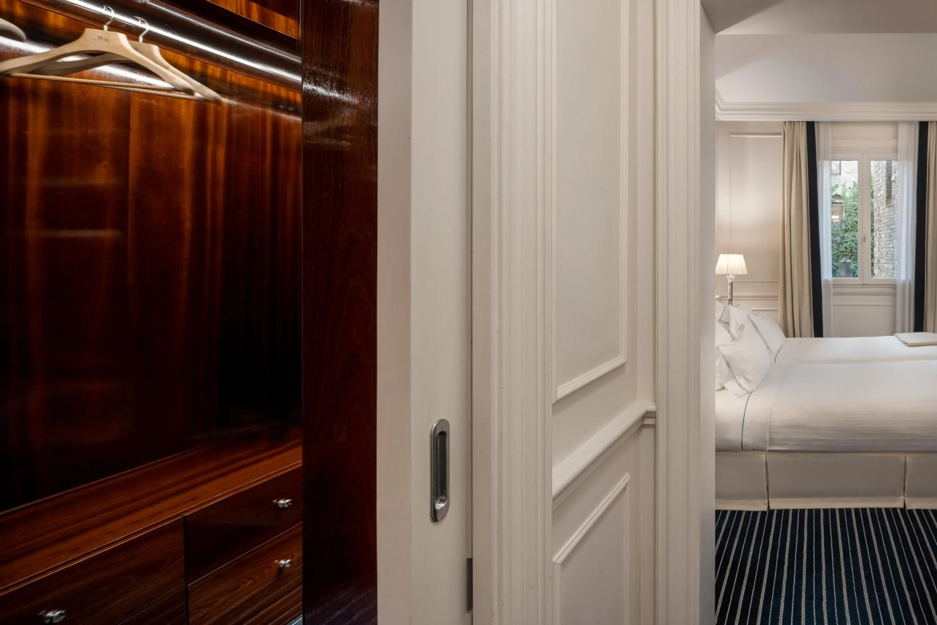 wardrobe, Bed in Hotel Lungarno - Lungarno Collection