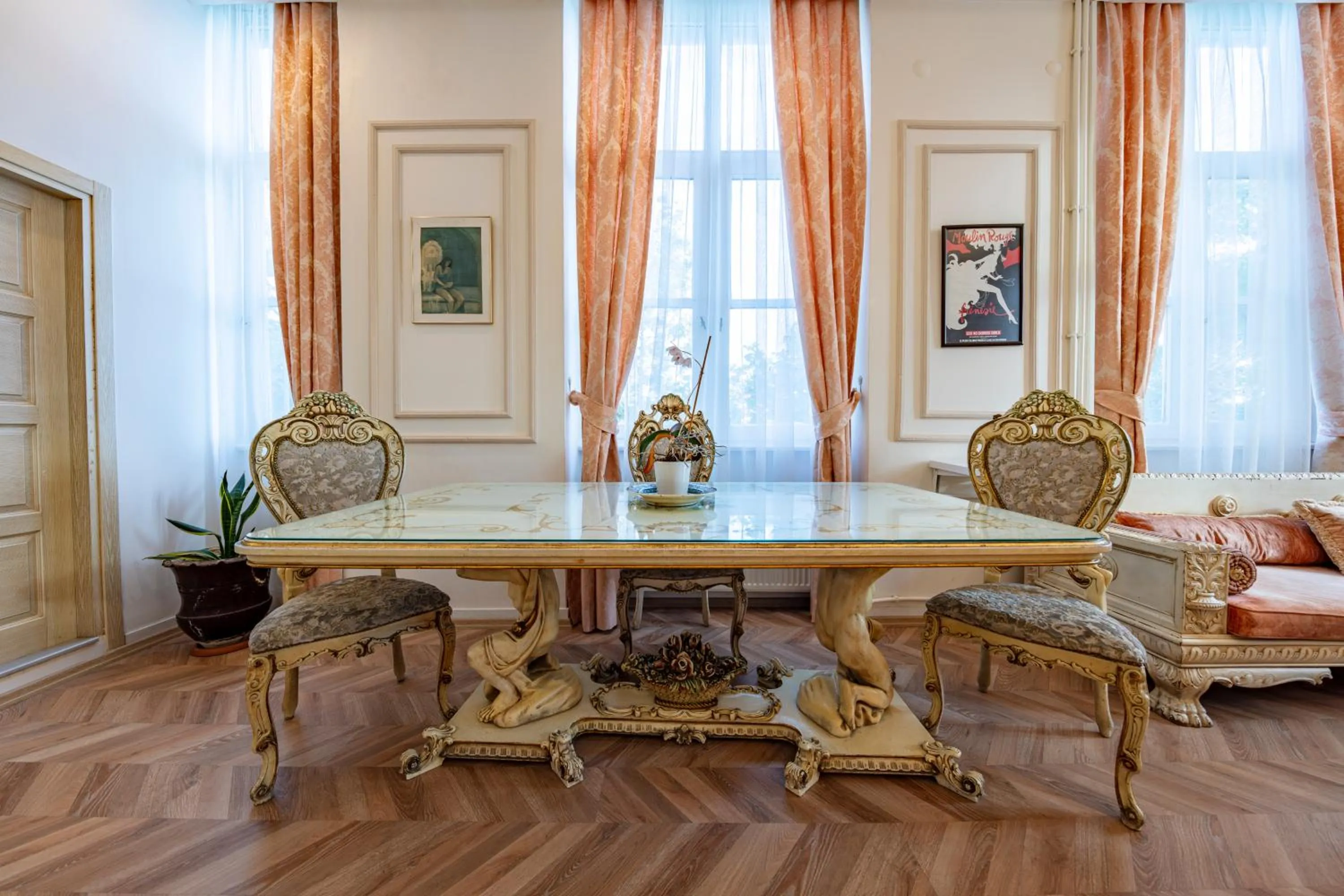 Seating area in Cezayir Rooms