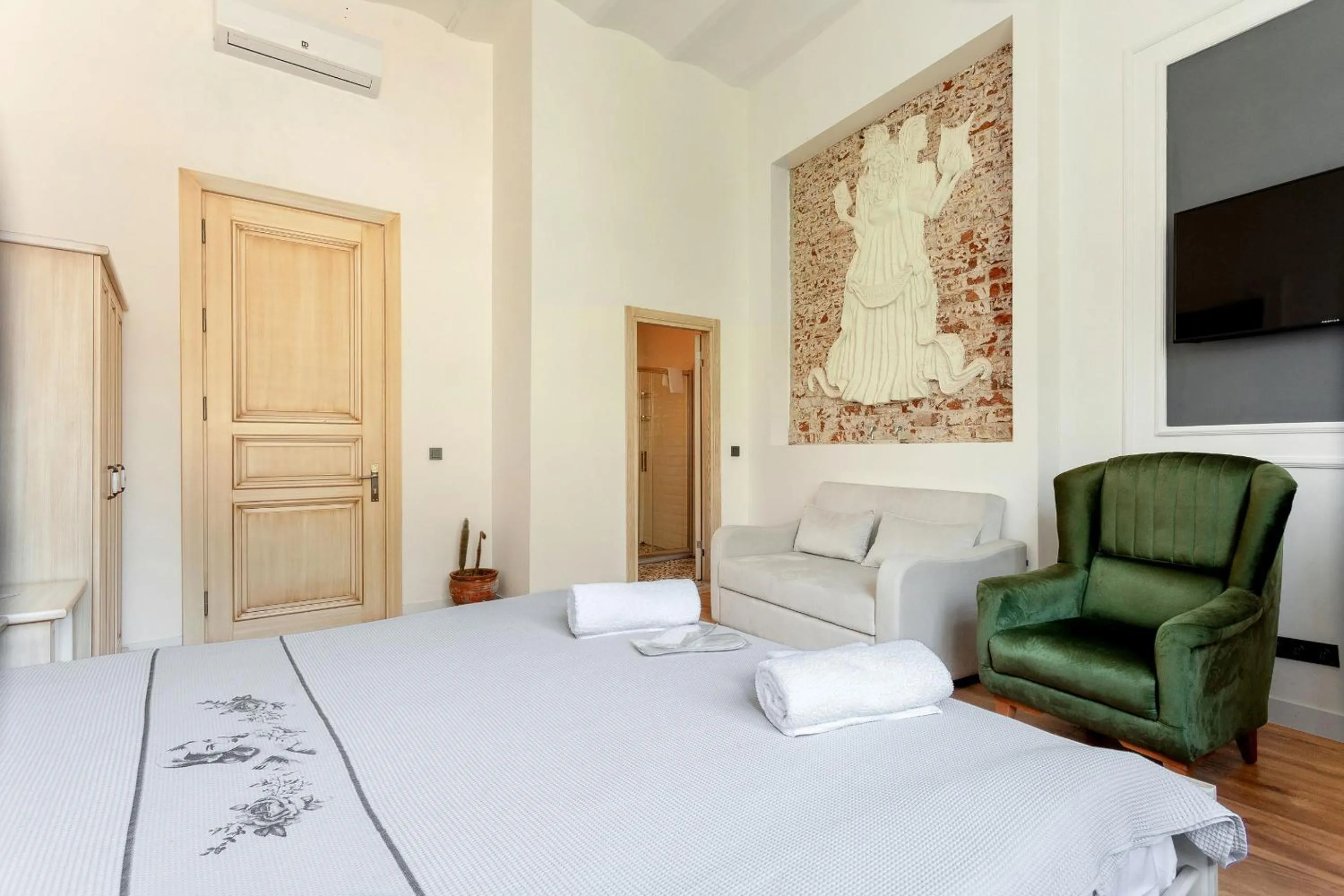 Photo of the whole room, Bed in Cezayir Rooms