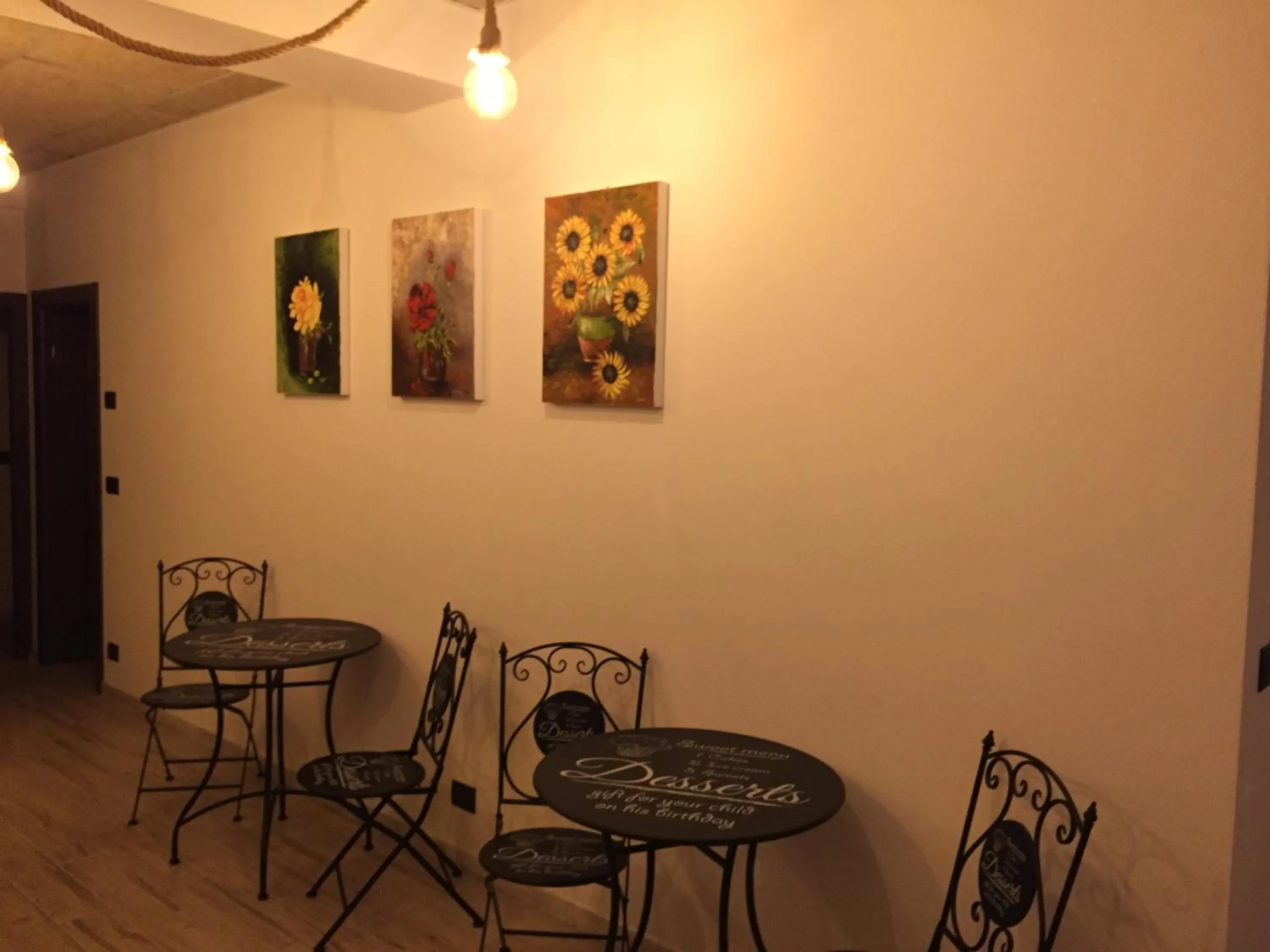 Communal lounge/ TV room in Dely B&B