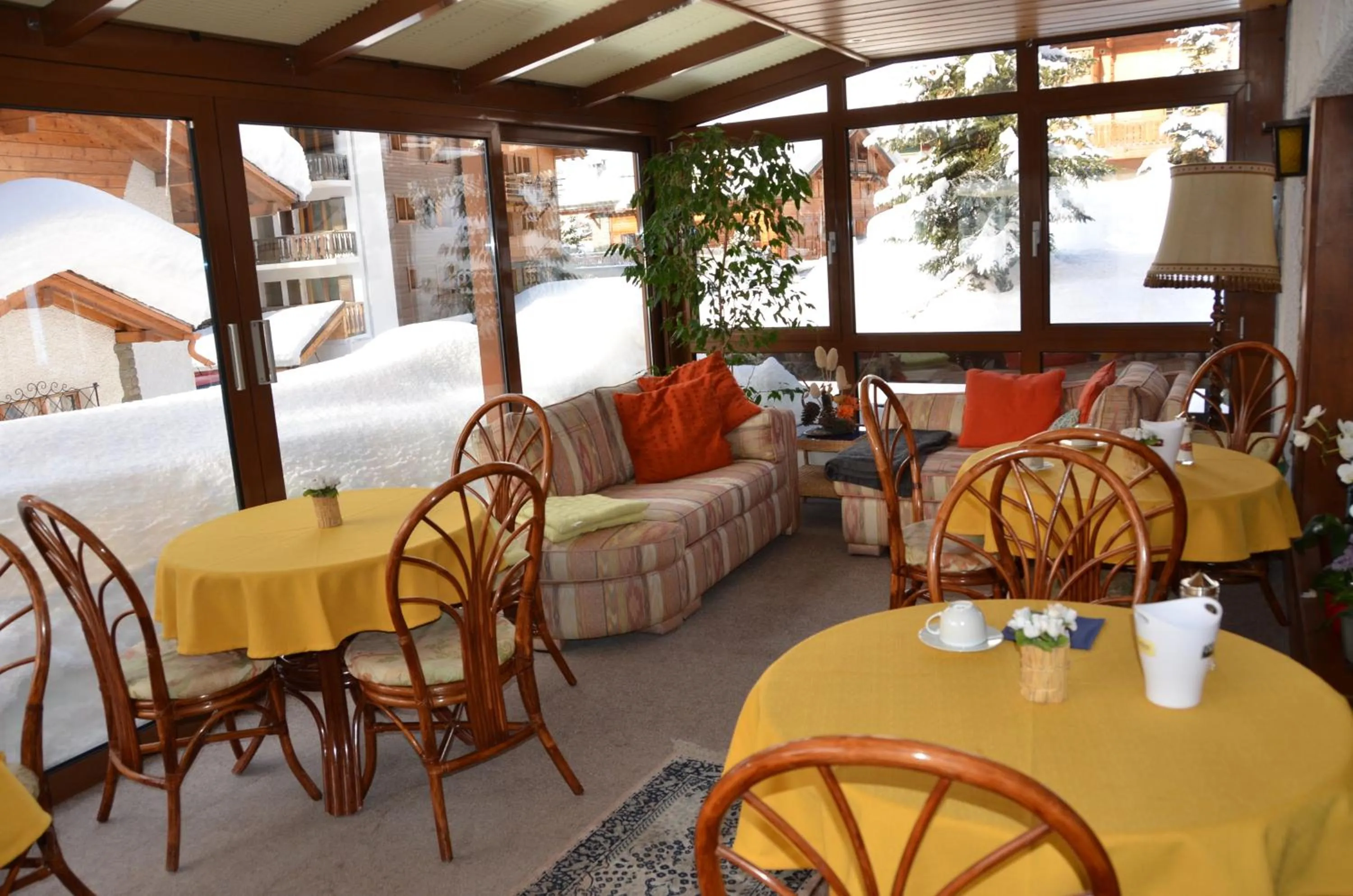 Restaurant/places to eat in Hotel Mirabeau