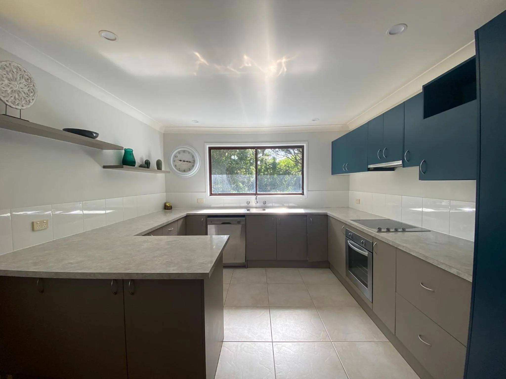 Kitchen or kitchenette in Tiona Holiday Park